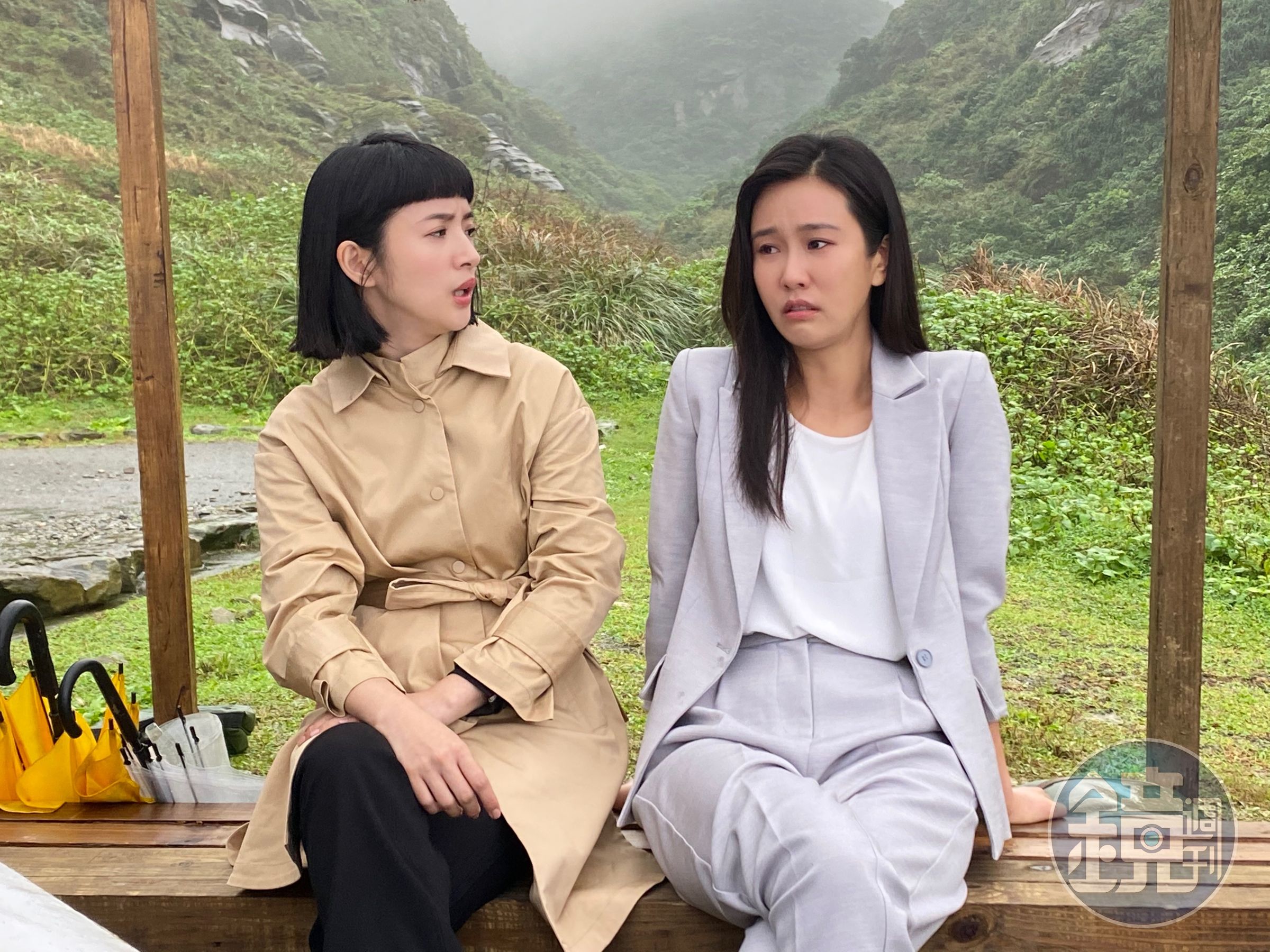 林依晨（左）與黃心娣（右）過往合作常是敵對關係，兩人合拍汽車廣告微電影終能以閨密面貌出現。（周子娛樂提供）