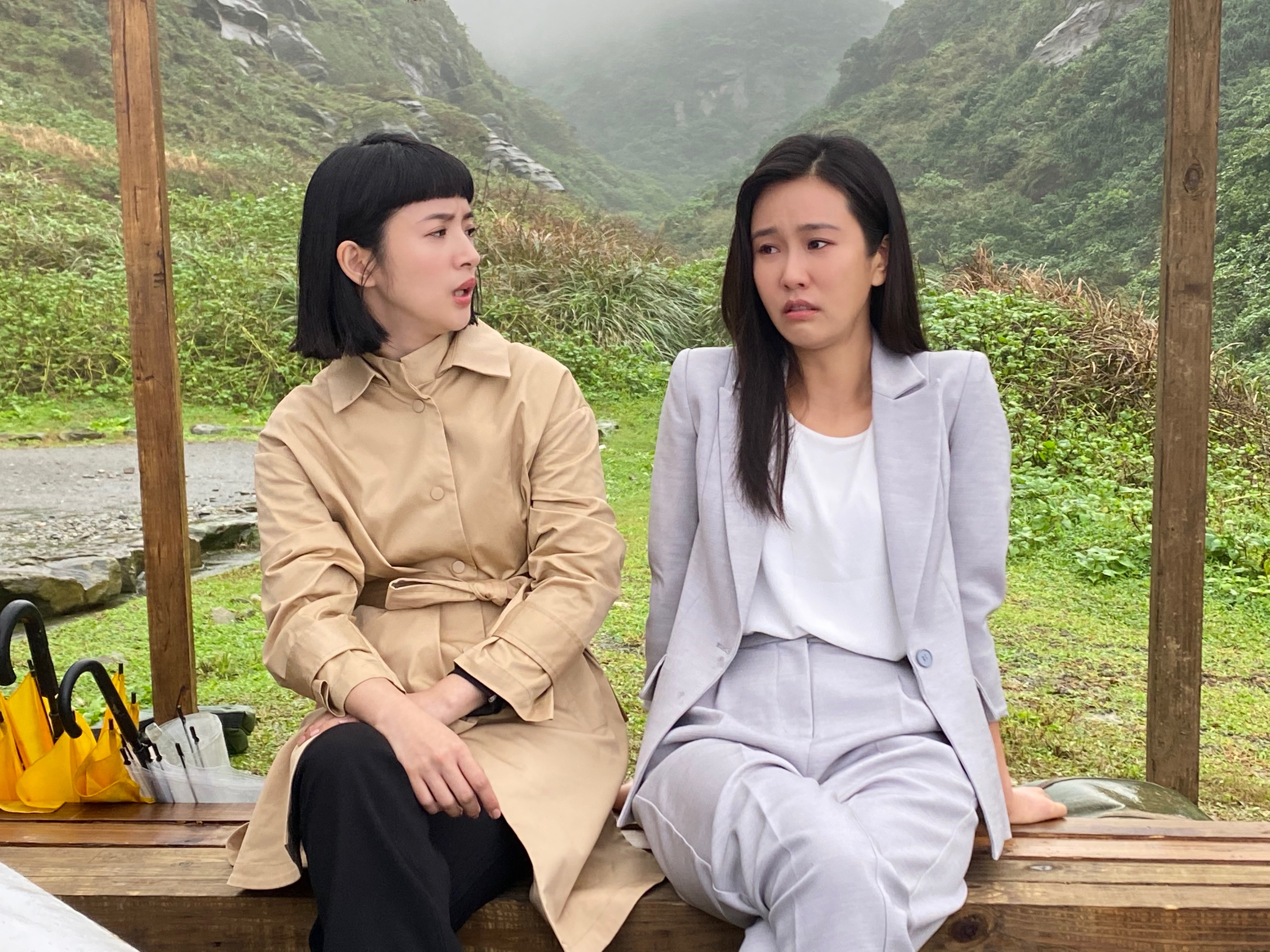 林依晨（左）與黃心娣（右）過往合作常是敵對關係，兩人合拍汽車廣告微電影終能以閨密面貌出現。（周子娛樂提供）