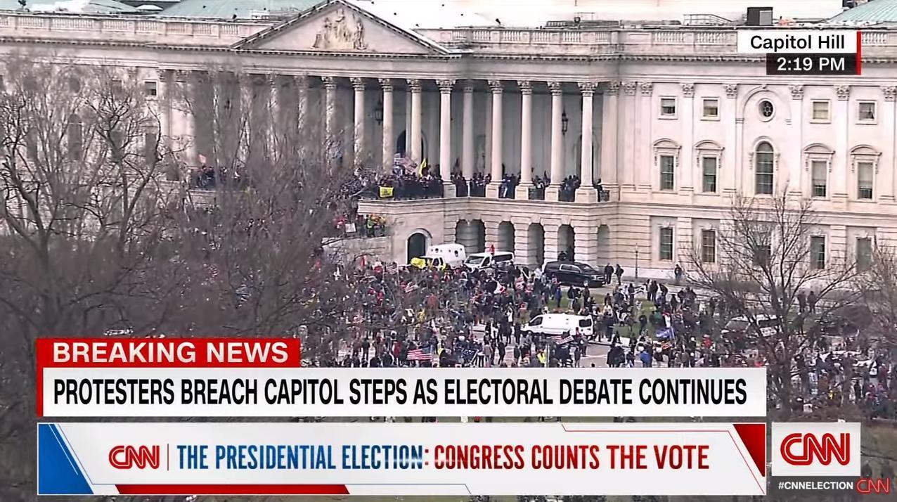 不讓國會認證拜登當選,川粉衝入國會大廈抗議。(翻攝自CNN)