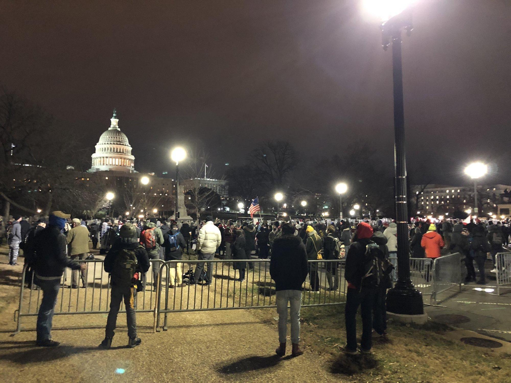 美國會大廈四周聚集大批支持者，並與警方對峙。（翻攝自kristoncapps推特）