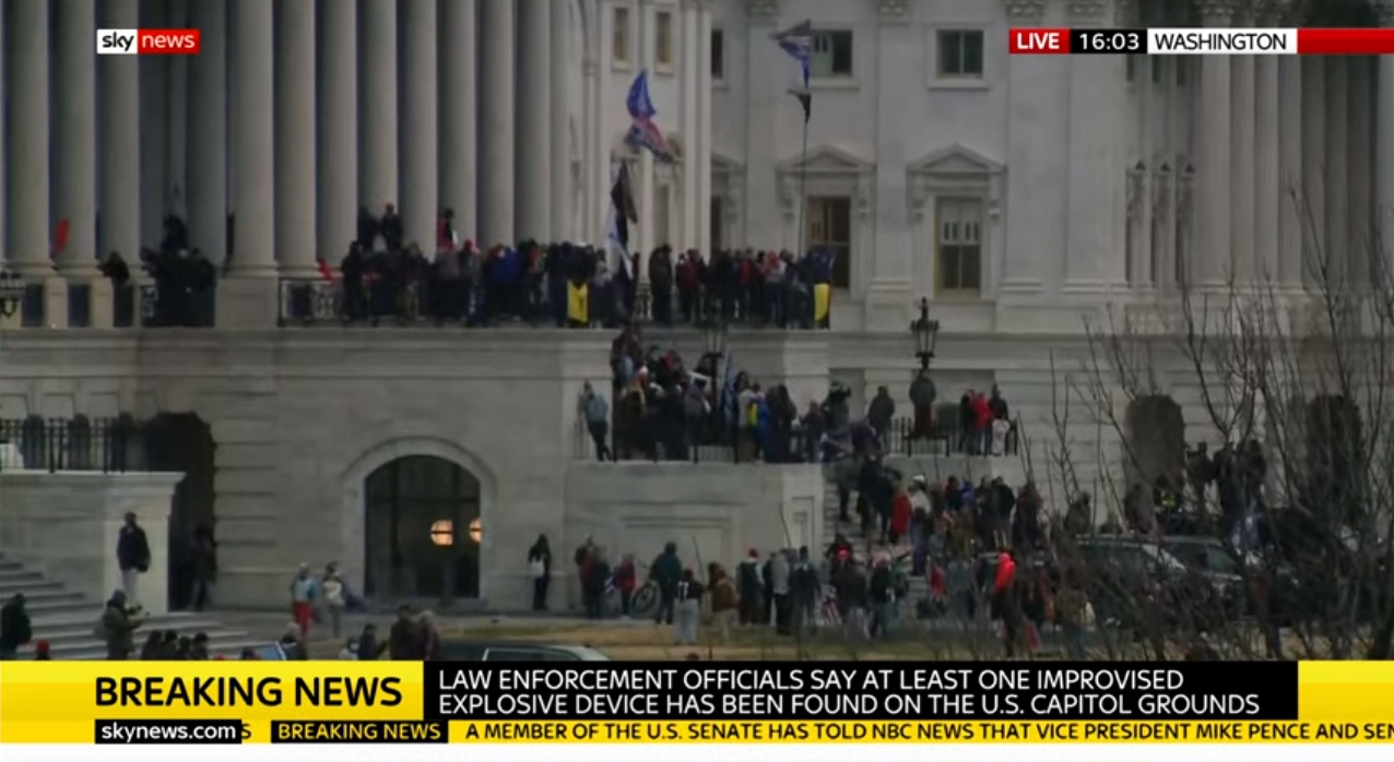 美國國會大廈遭川粉暴動闖入，警方還發現2枚爆裂物。（翻攝自Sky News）