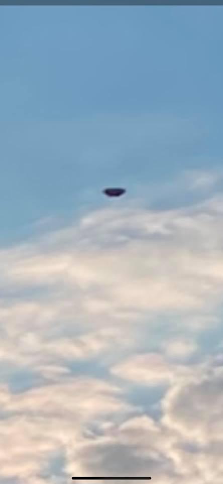 原PO隨手拍下的照片出現不明物體。(翻攝自「UFO與外星人分享討論區」)