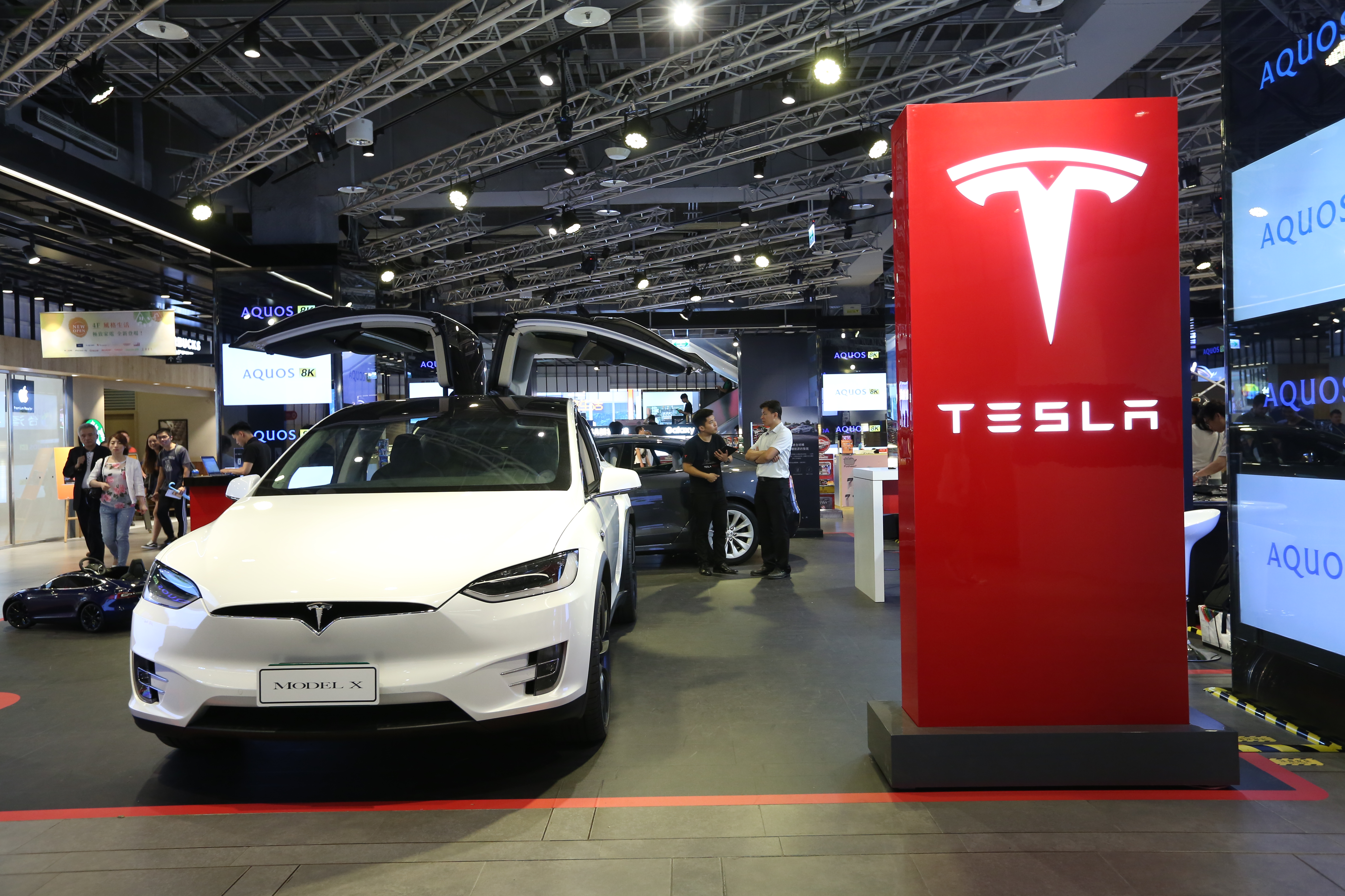 新北市政府舉辦「新北振興168」系列活動，昨抽出最大獎、市價335萬特斯拉Model X電動車得主。（本刊資料照）