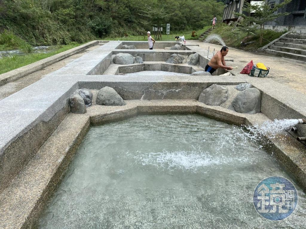 3個浴池中間是洗澡區域,換衣服得在車上或樹叢後方。