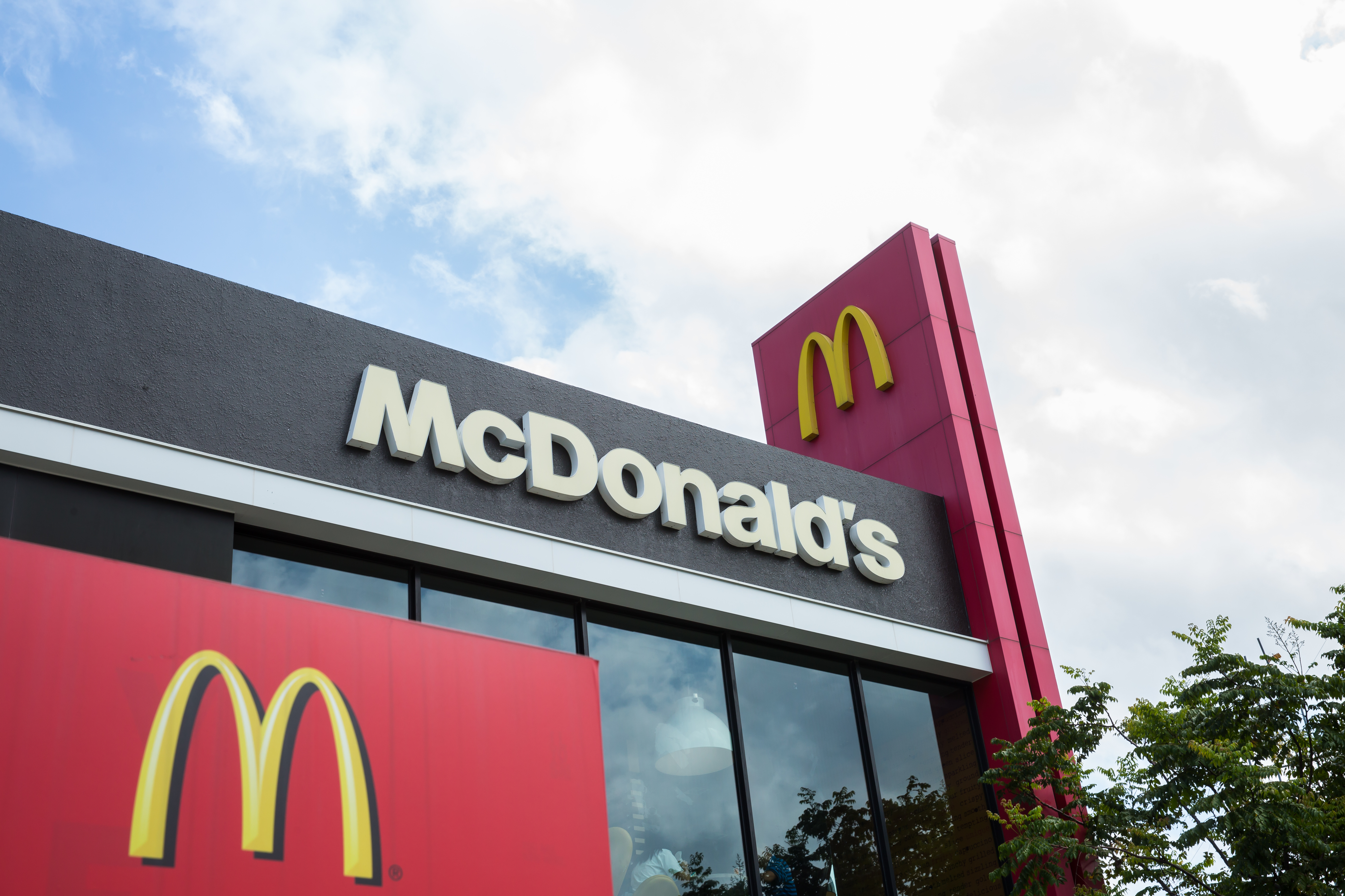 連鎖速食麥當勞明日起連續3天（8～10日），不限時段消費就送一份「早安優惠券」，下週二還有豬肉滿福堡買一送一。（資料照）