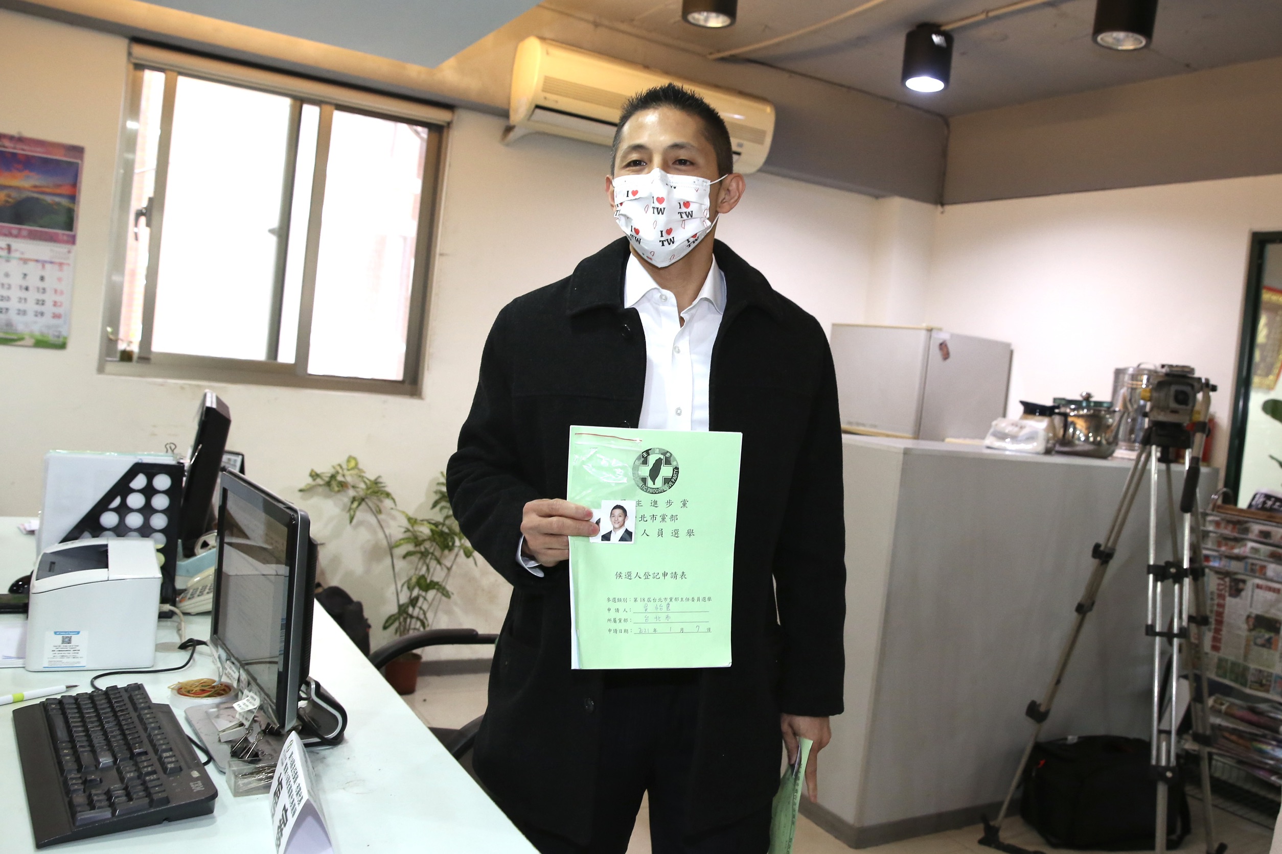 民進黨新境界智庫副執行長吳怡農今登記參選台北市黨部主委。