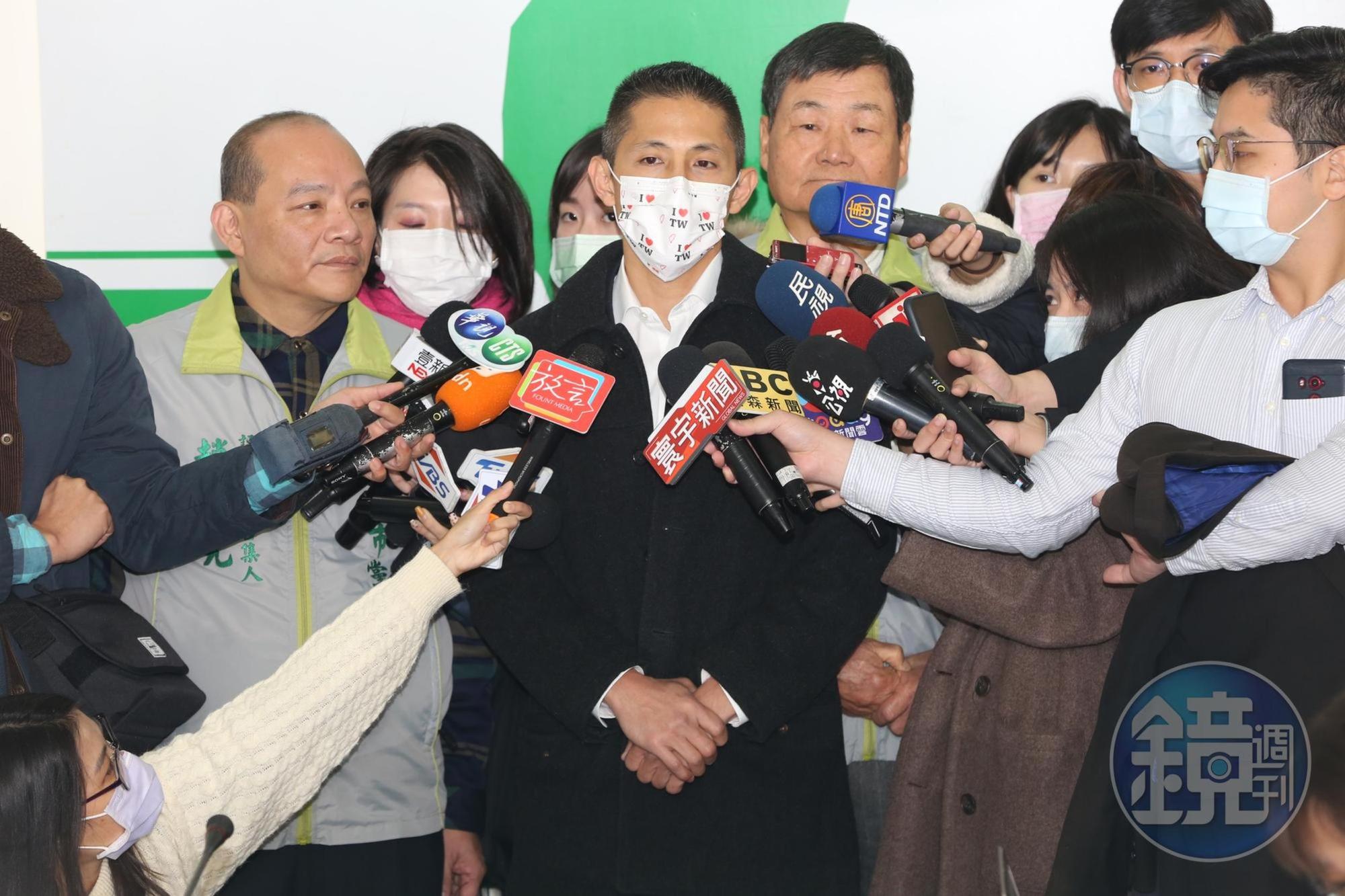 吳怡農戴著「我愛台灣」標誌的口罩受訪。