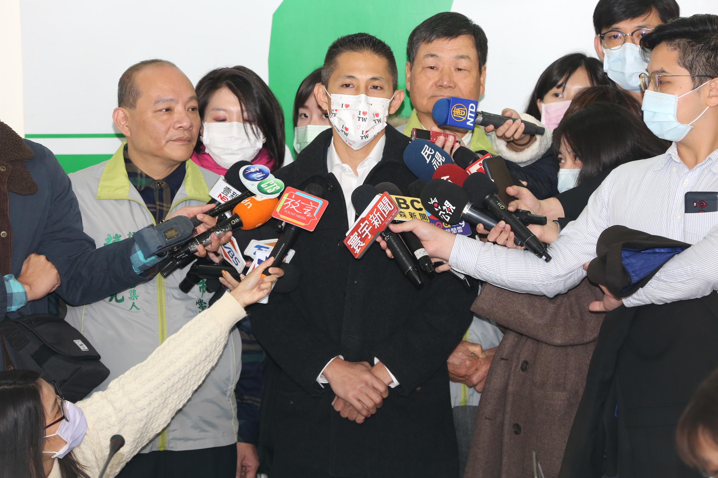 吳怡農戴著「我愛台灣」標誌的口罩受訪。