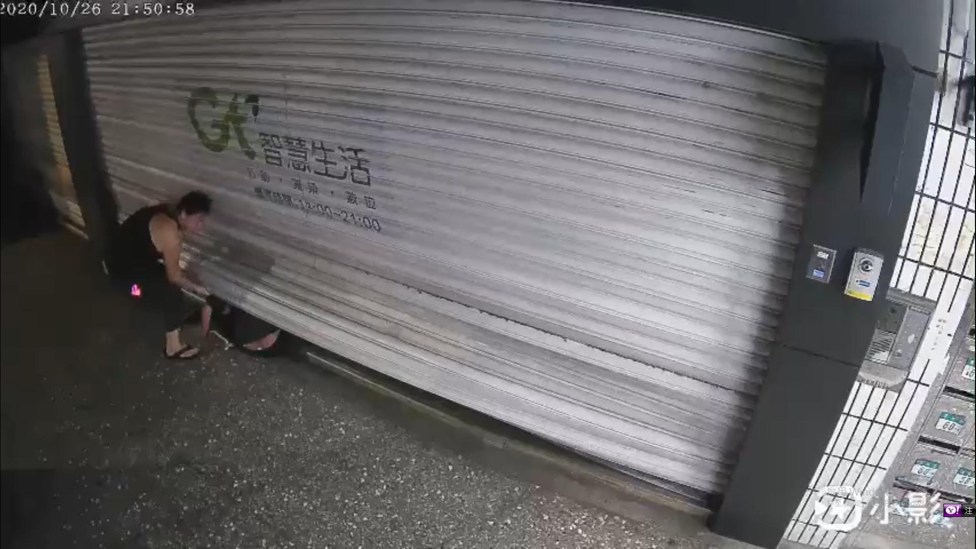 險賴路過民眾發現,出手將他從鐵捲門下救出,免於當場窒息的危險。(翻攝畫面)