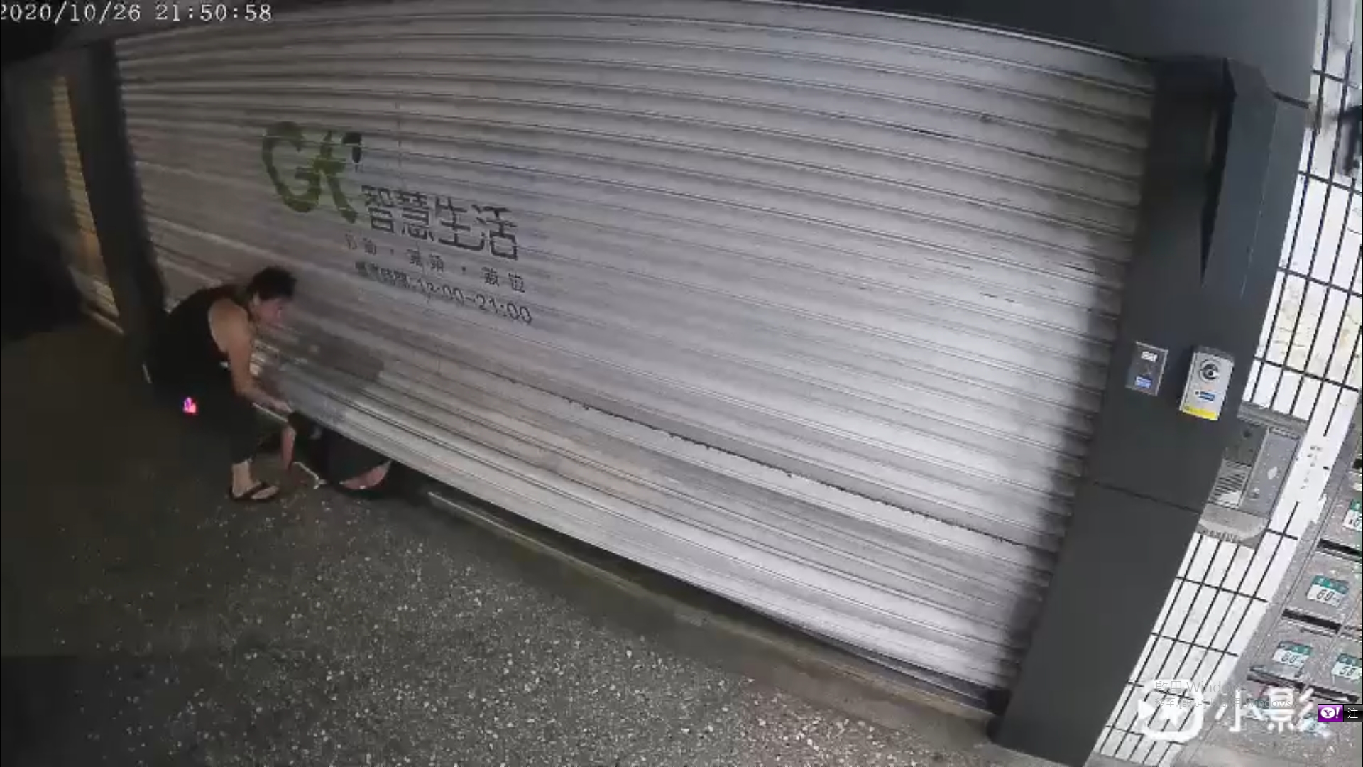險賴路過民眾發現,出手將他從鐵捲門下救出,免於當場窒息的危險。(翻攝畫面)