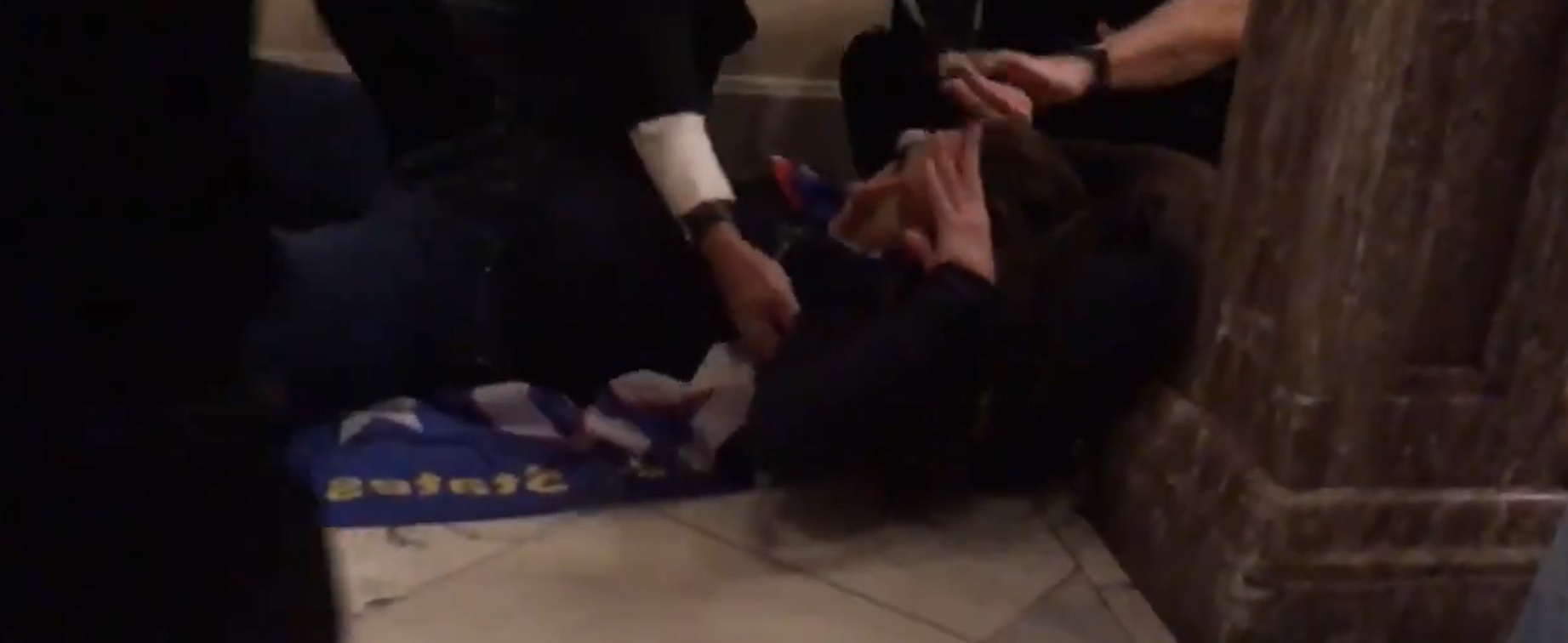 川普支持者攻入國會，其中一名女抗議者遭槍殺身亡。 （翻攝自推特）