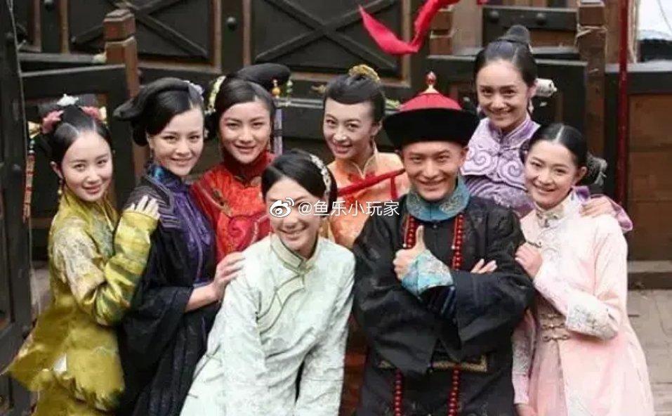 據悉黃曉明與李菲兒(後排左4)是在拍《鹿鼎記》時相戀,李菲兒當時飾演曾柔一角。(翻攝自魚樂小玩家微博)
