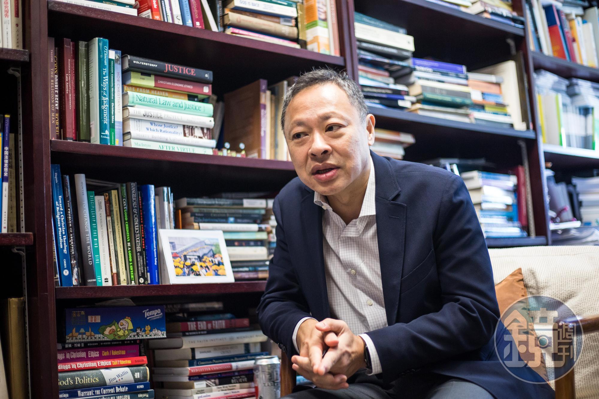 香港大學法律學院副教授戴耀廷因涉「35+公民投票計劃」、「攬炒十步曲」等行動,在本次搜捕中遭逮。