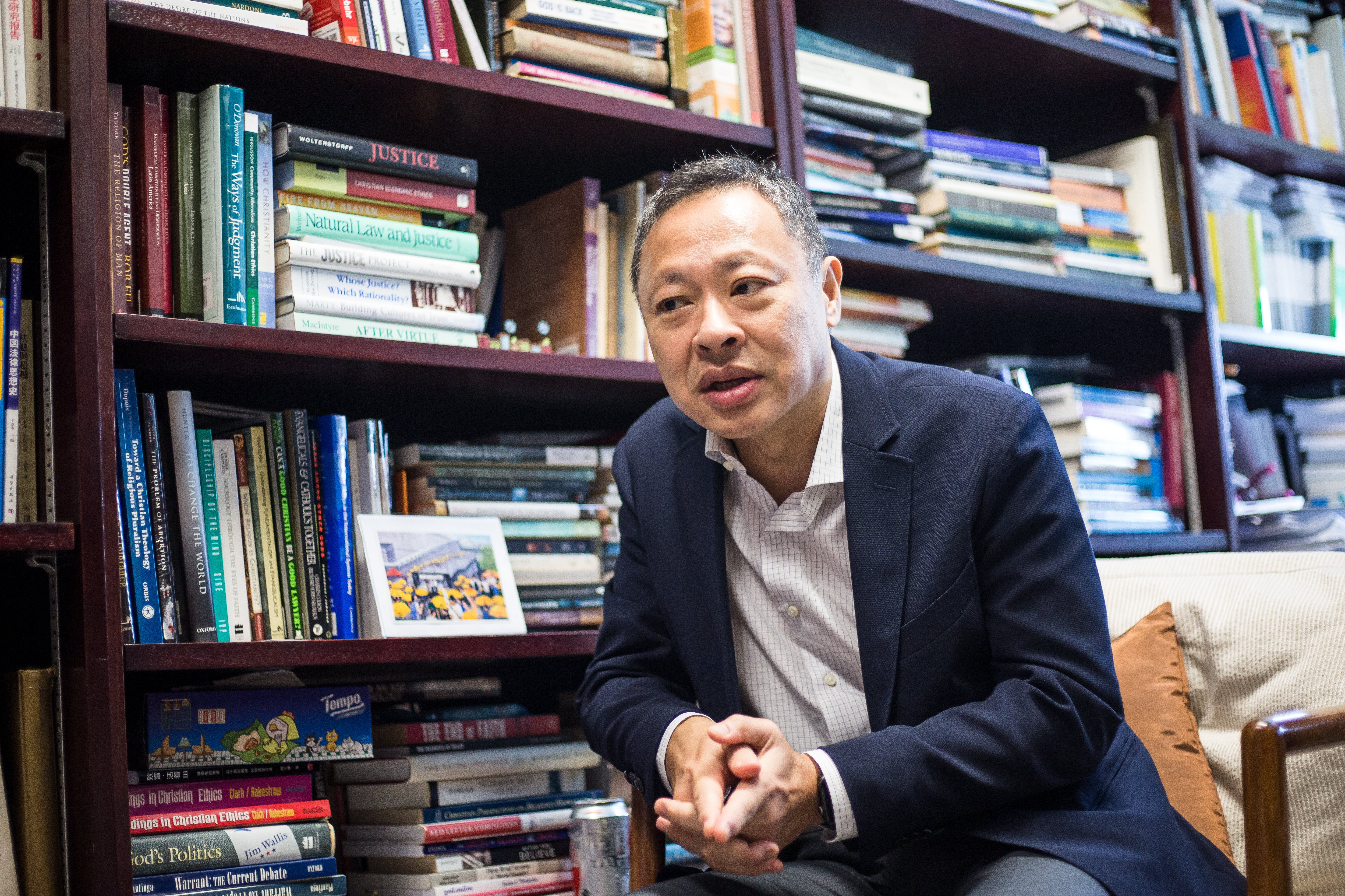 香港大學法律學院副教授戴耀廷因涉「35+公民投票計劃」、「攬炒十步曲」等行動，在本次搜捕中遭逮。