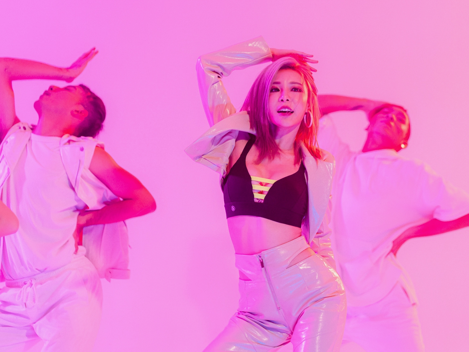 孟慶而在MV中穿的黑色BRA讓E奶若隱若現。（起而行音樂、The Stage美式攝影團隊提供）