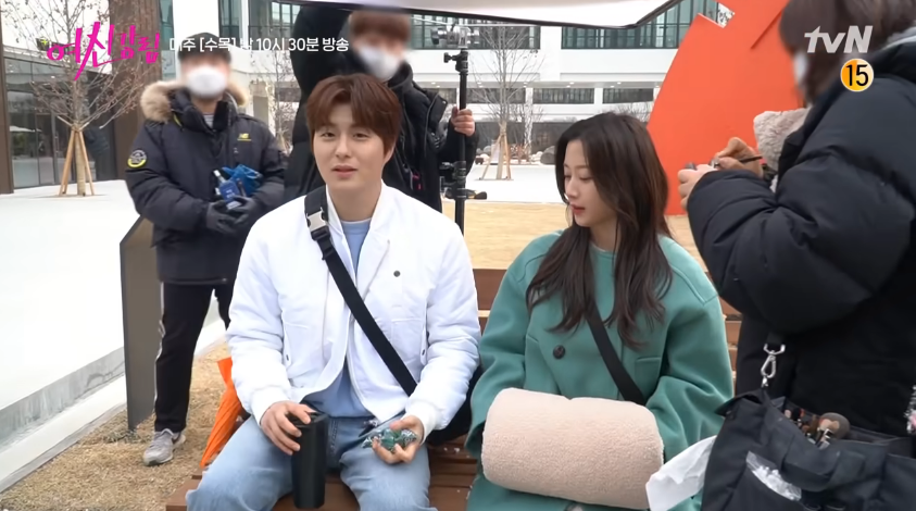 鄭乾柱（左）因和《女神降臨》金尚葉導演合作過《偶然發現的一天》，友情客串《女神降臨》。（翻攝自tvN YouTube畫面）