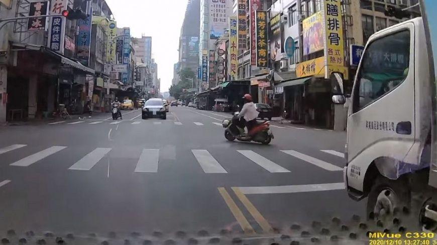 搶匪數度為危險駕駛,包含逆向超車。(翻攝自當事人臉書)
