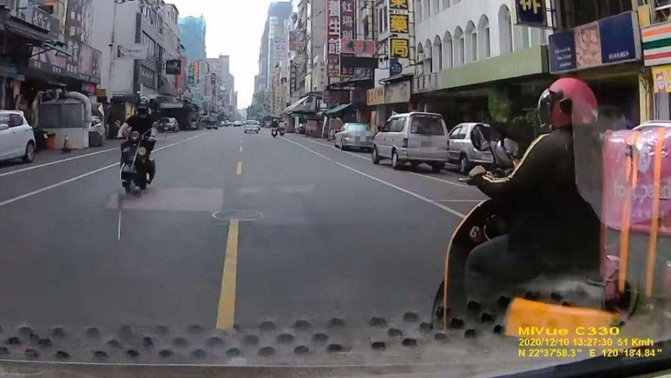 搶匪開著女子的車,在市區亂竄。(翻攝自當事人臉書)
