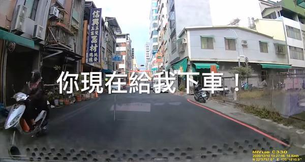 婦女車子未熄火,連人帶車被搶匪劫走。(翻攝自當事人臉書)