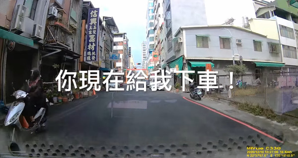 婦女車子未熄火，連人帶車被搶匪劫走。（翻攝自當事人臉書）