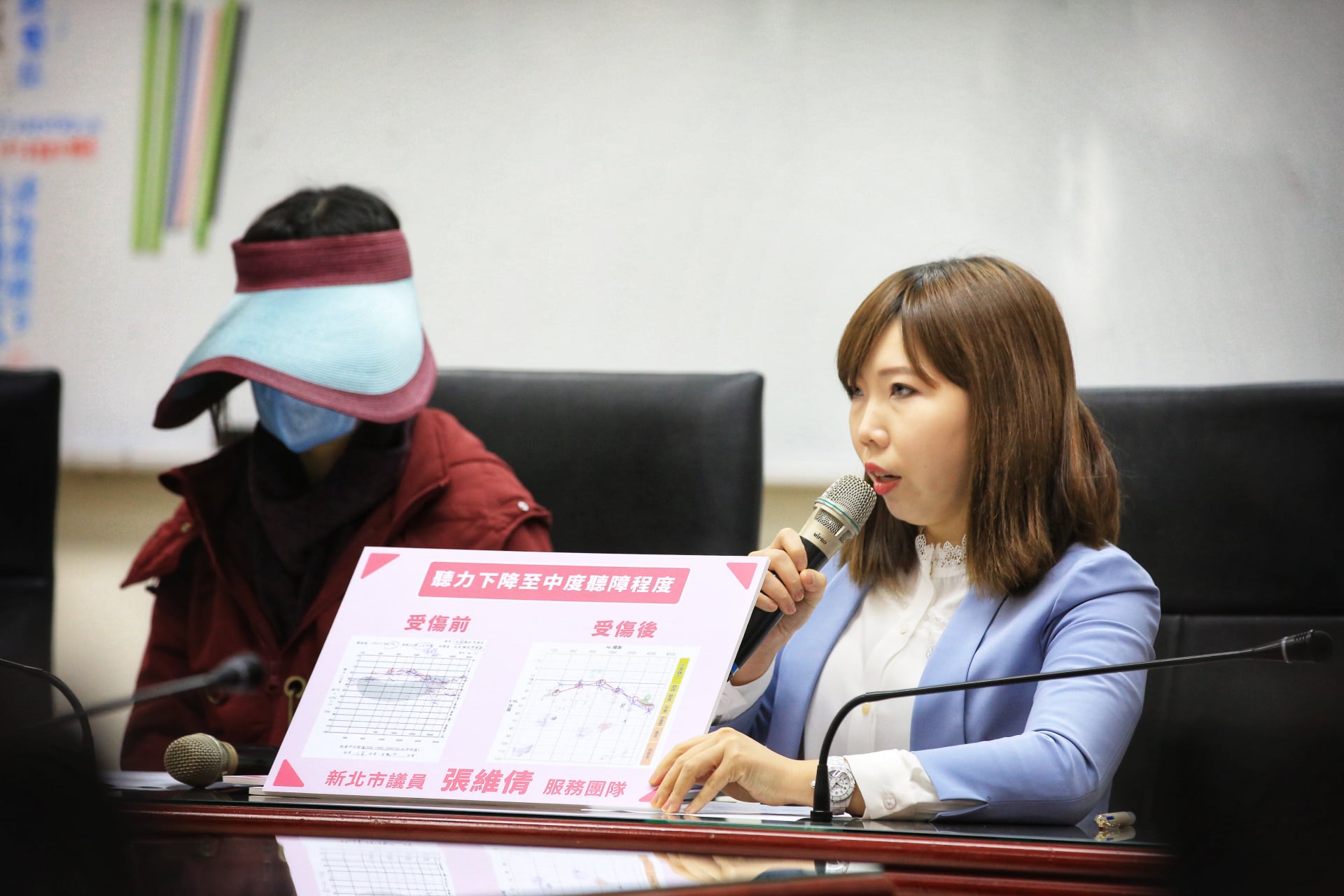 受虐家長提供受虐影片及同學說法給新北市議員張維倩召開記者會。（翻攝自臉書）