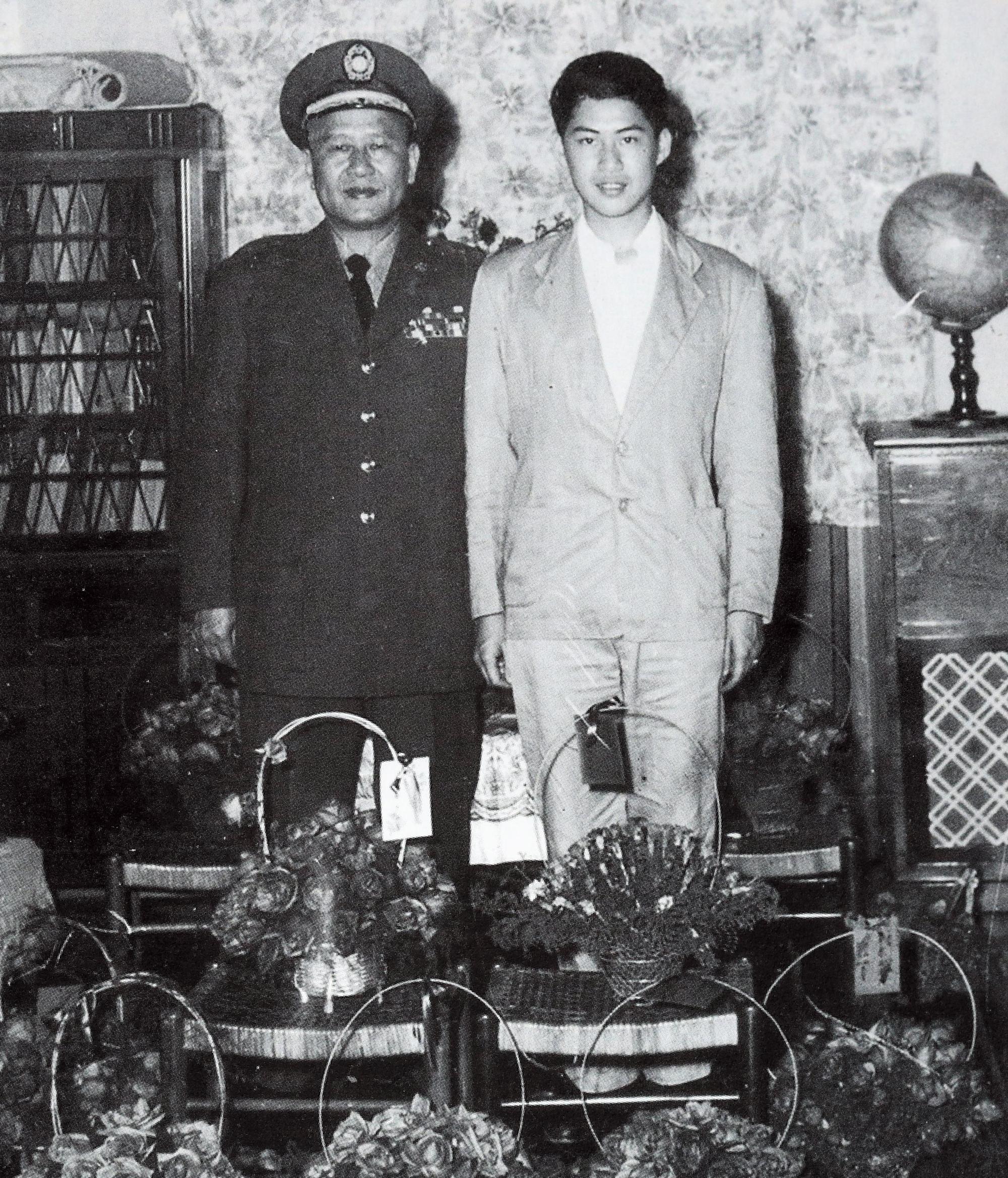 白先勇（右）就讀台大時期，和父親（左）於家中合影。他說，那時忙於創辦《現代文學》，忽略了父親的口述歷史，「後悔得不得了！」（白先勇提供）