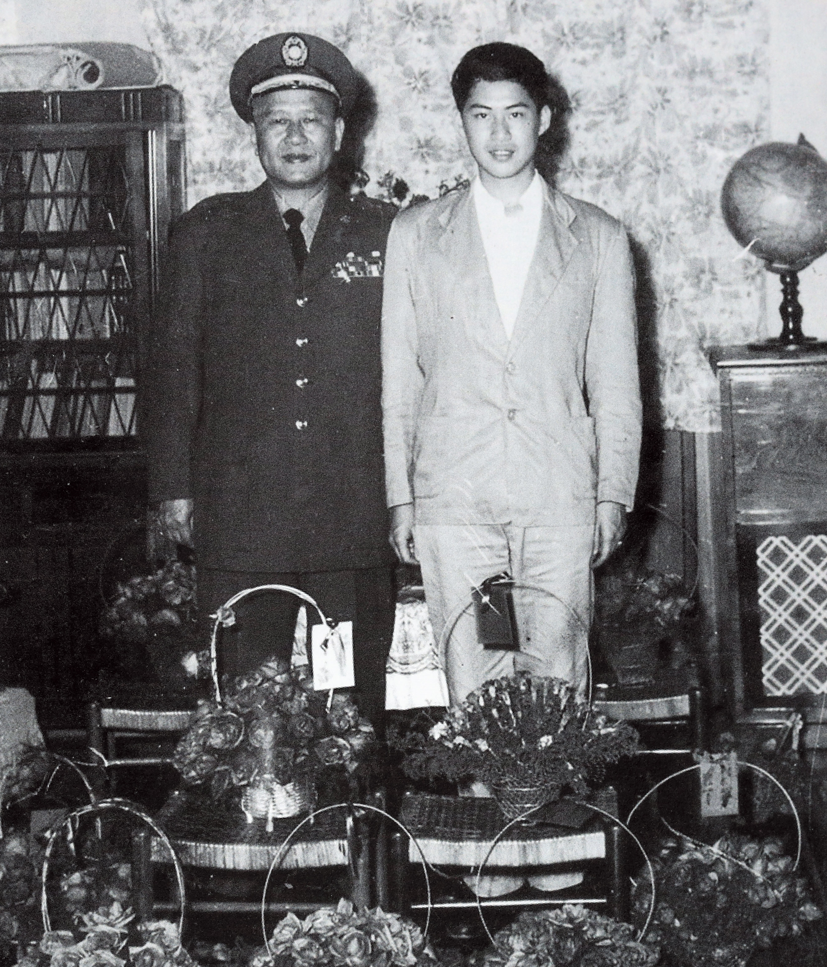 白先勇（右）就讀台大時期，和父親（左）於家中合影。他說，那時忙於創辦《現代文學》，忽略了父親的口述歷史，「後悔得不得了！」（白先勇提供）