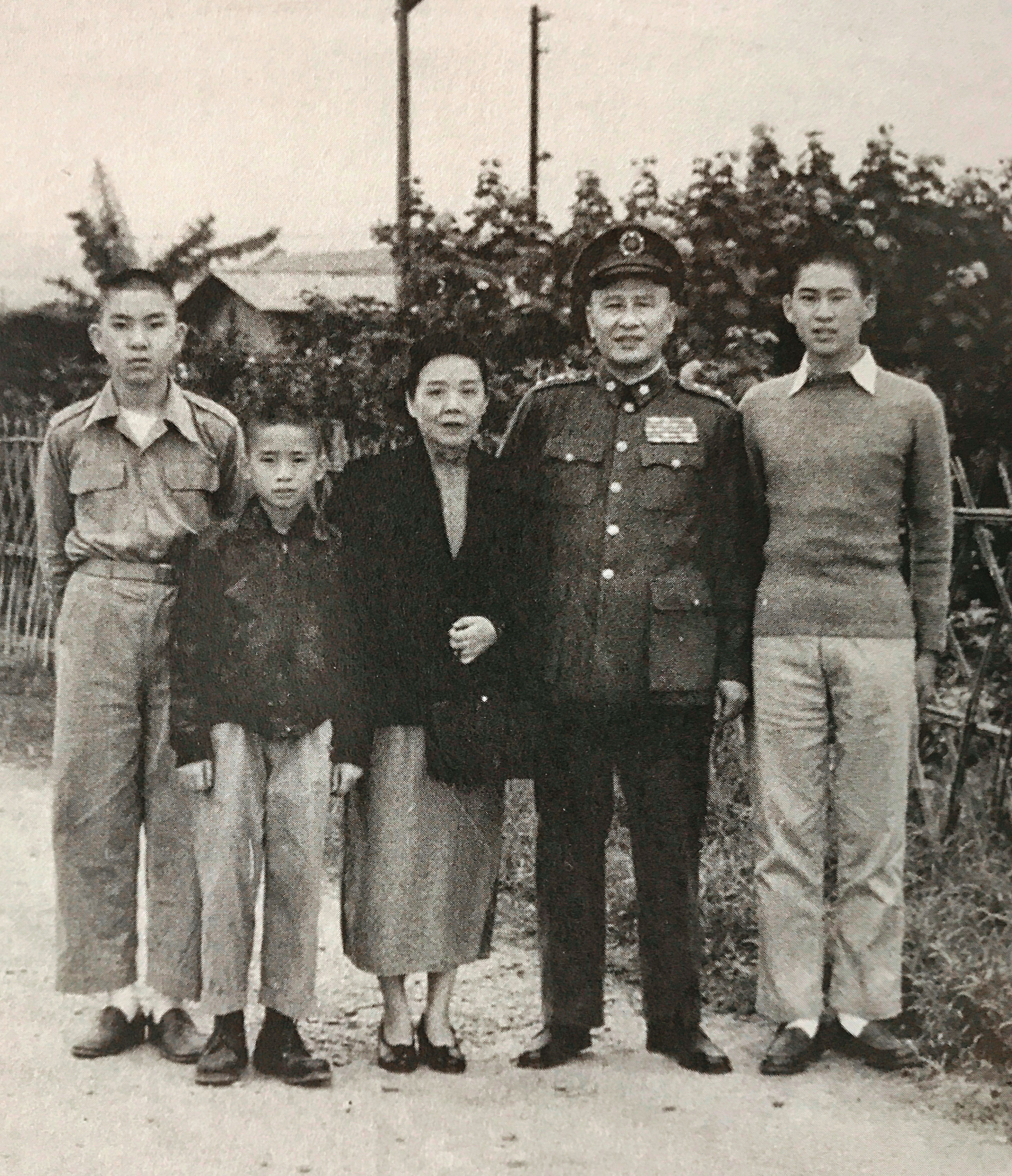 1955年白先勇(右1)和家人於松江路家外留影。他說彼時松江路還算是台北的「邊陲」。(時報出版提供)