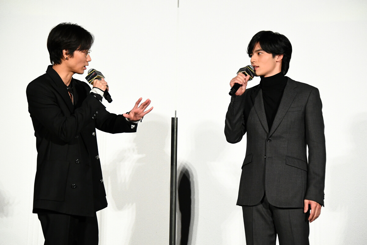 綾野剛（左）和小17歲的岡田健史一起宣傳電影《死亡醫生的遺產》，發願未來要一起演BL劇。（翻攝自官方網站）