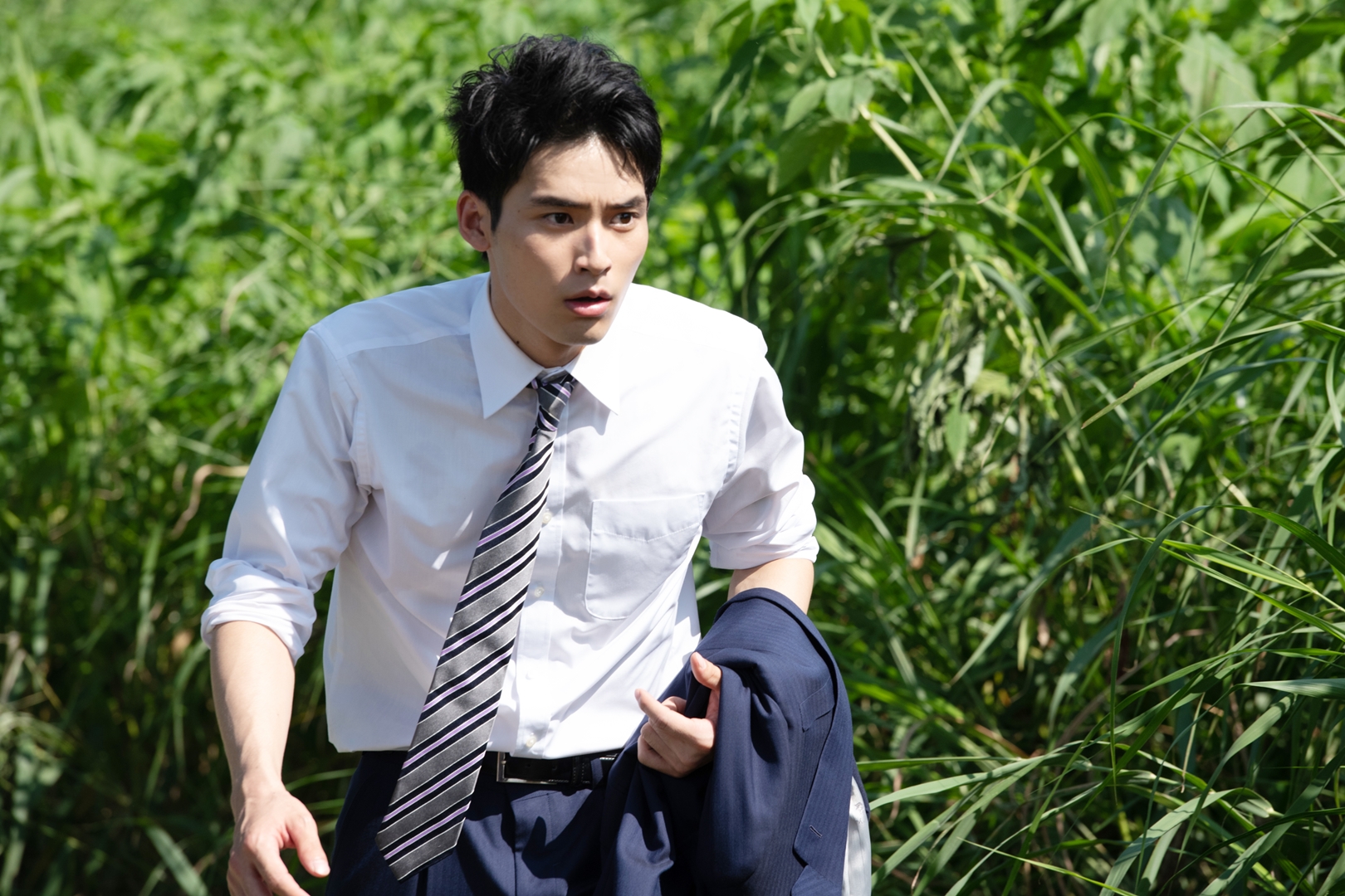 岡田健史在《死亡醫生的遺產》飾演新人刑警，他透露開鏡後在片場經常追著綾野剛發問。（龍祥電影提供）