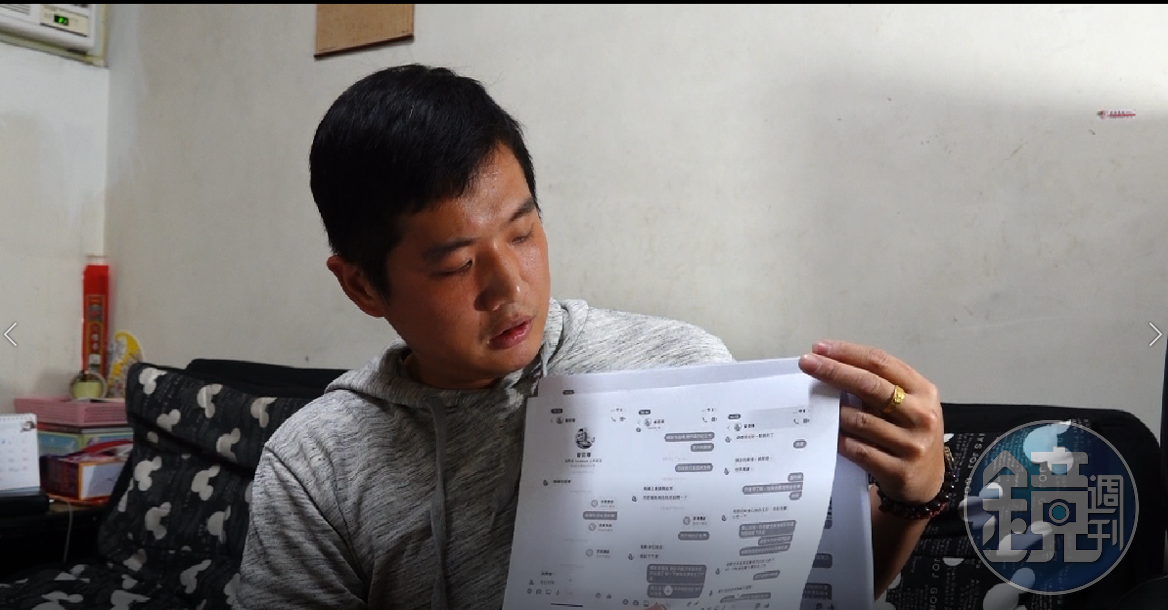 龍先生控訴妹妹刻意與母親合照，營造母女暖心形象。
