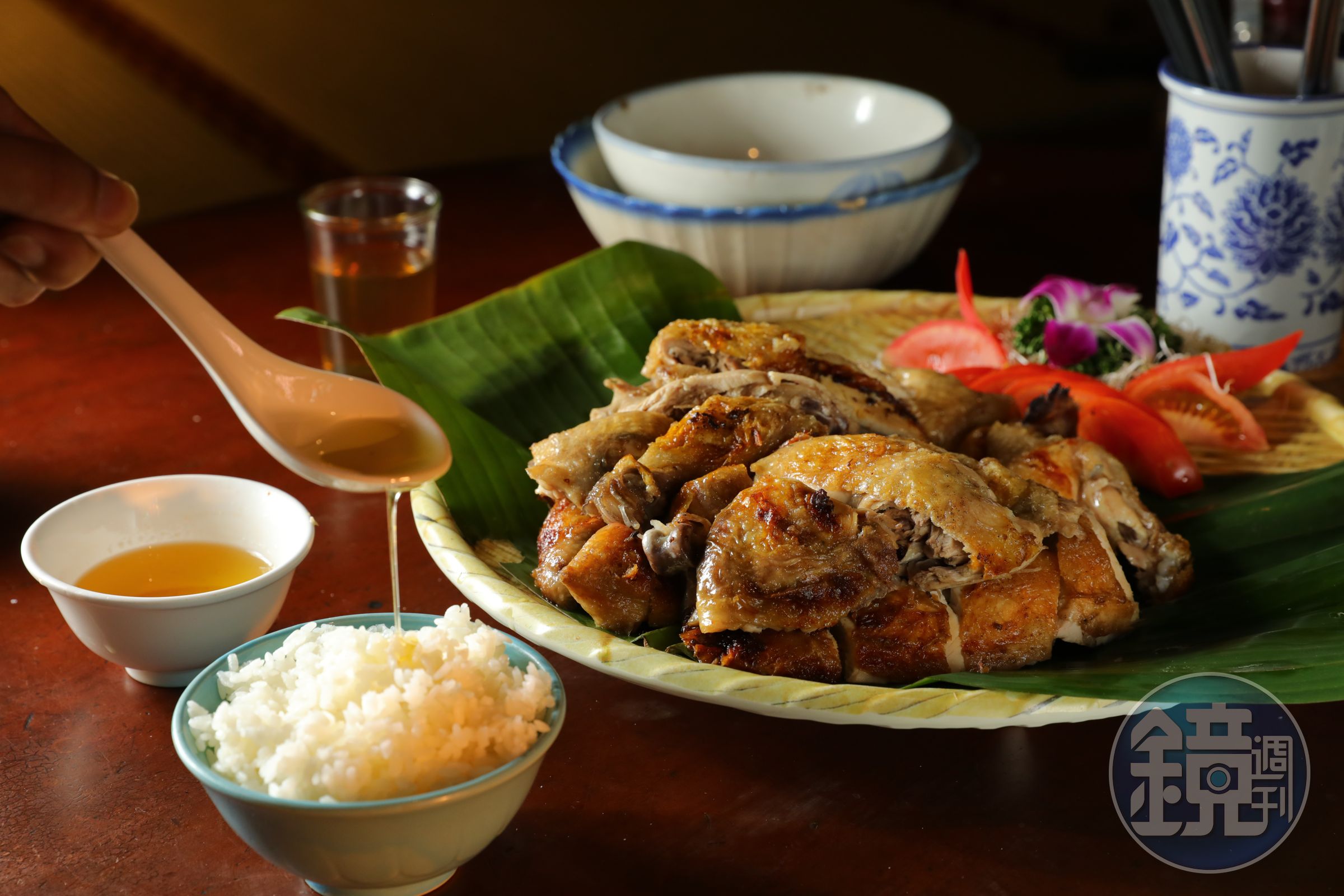 「柴燒桶仔雞」表皮脆香、內裡多汁，雞油拿來拌飯，不小心又吃好幾碗。（650元／隻）