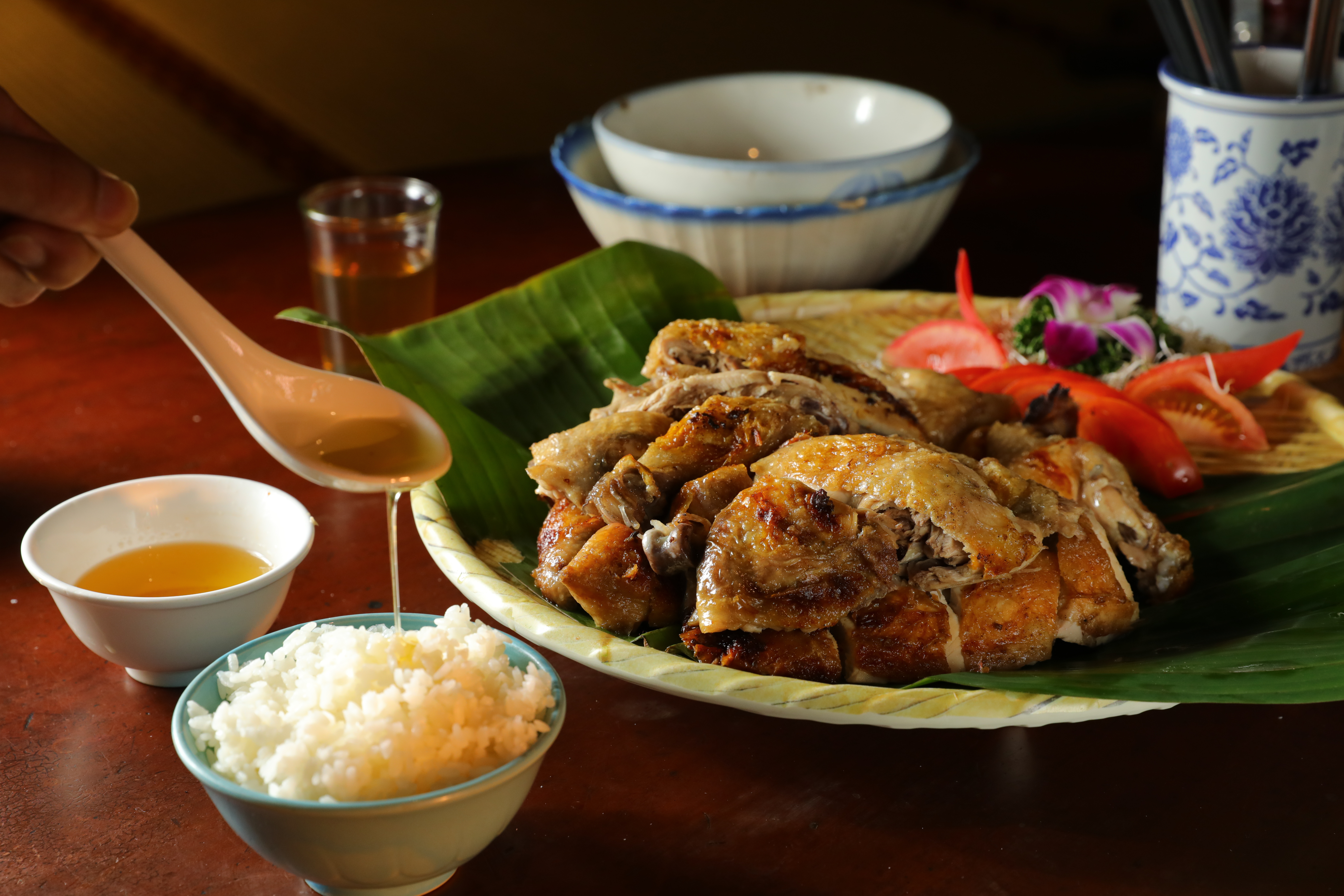 「柴燒桶仔雞」表皮脆香、內裡多汁，雞油拿來拌飯，不小心又吃好幾碗。（650元／隻）