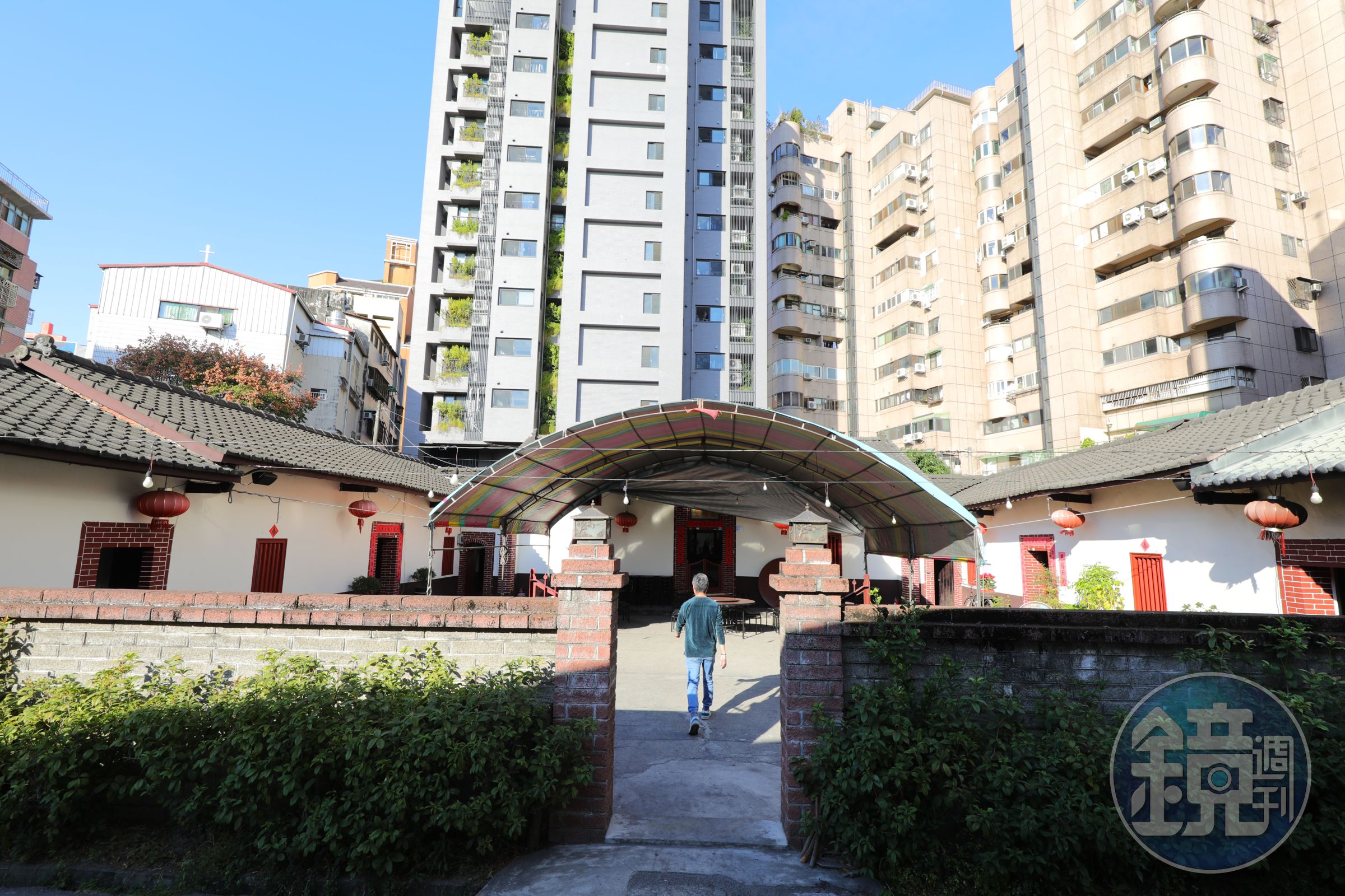 「溫叨古早味料理」的百年三合院，突兀地被新大樓包圍，顯得格外難得。