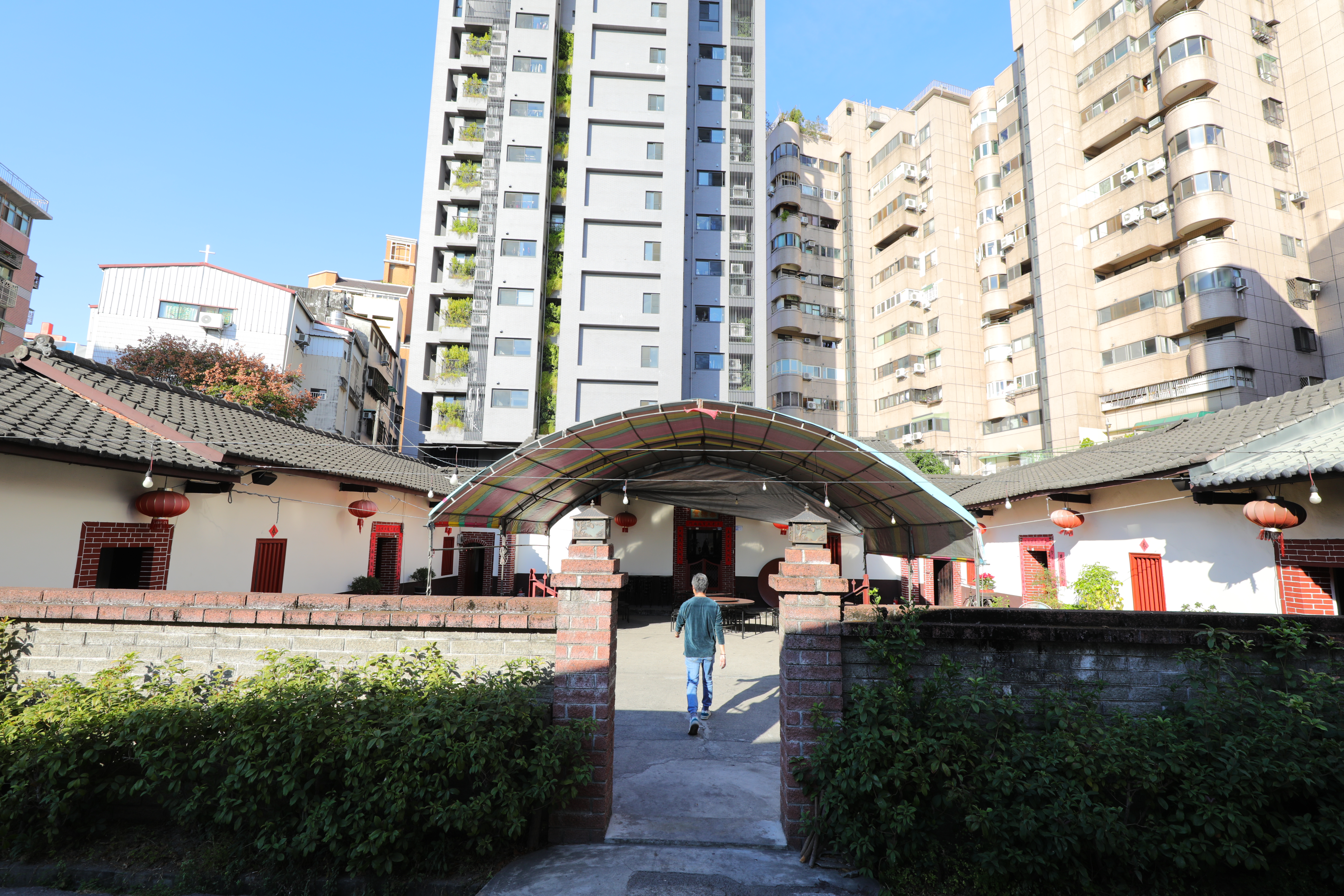 「溫叨古早味料理」的百年三合院，突兀地被新大樓包圍，顯得格外難得。