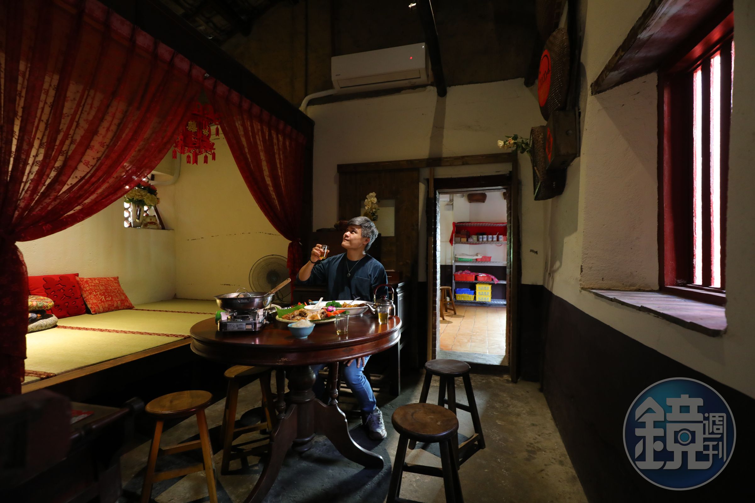 106歲的房子還保有老眠床，坐在裡頭吃飯就像時光旅行。
