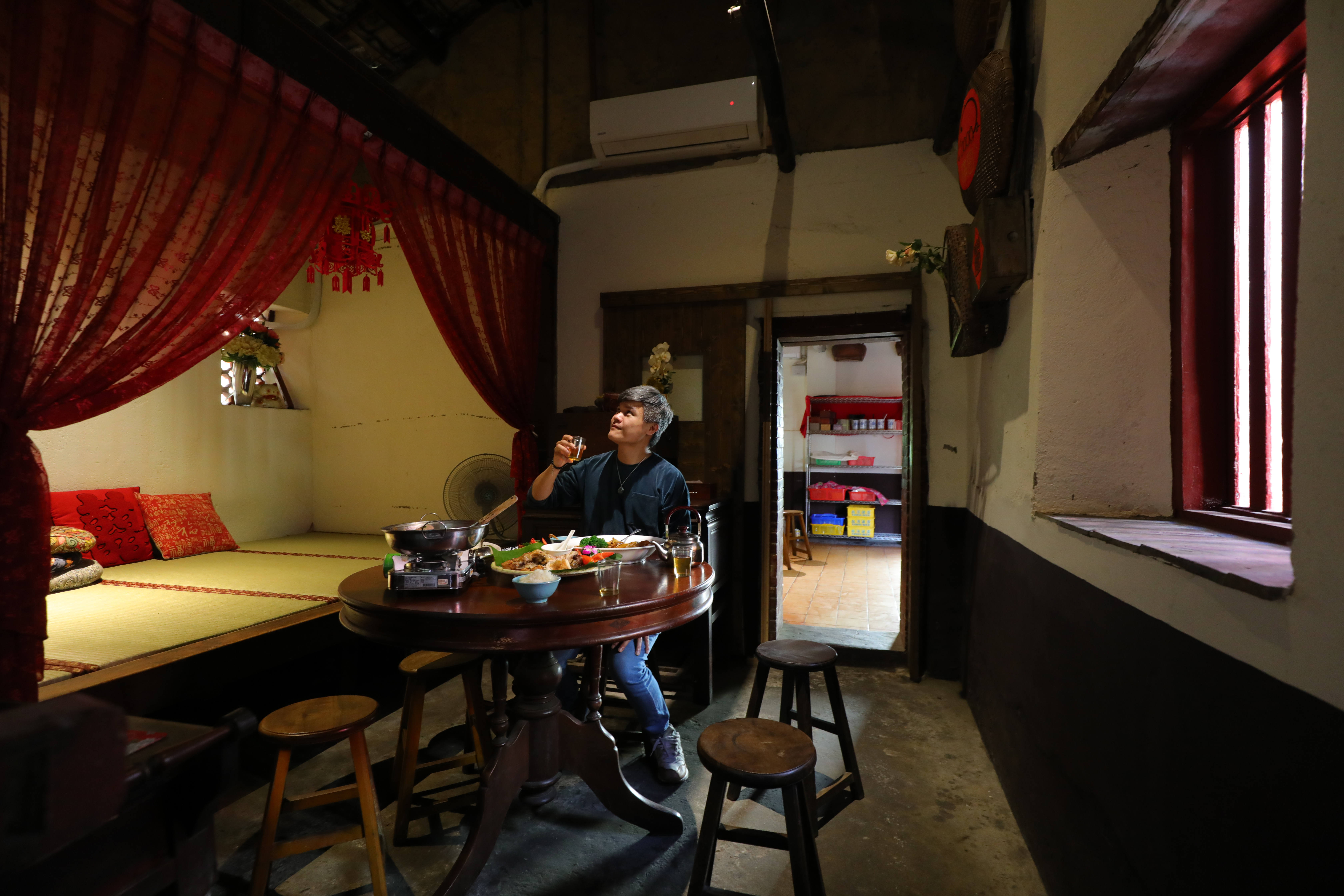 106歲的房子還保有老眠床，坐在裡頭吃飯就像時光旅行。