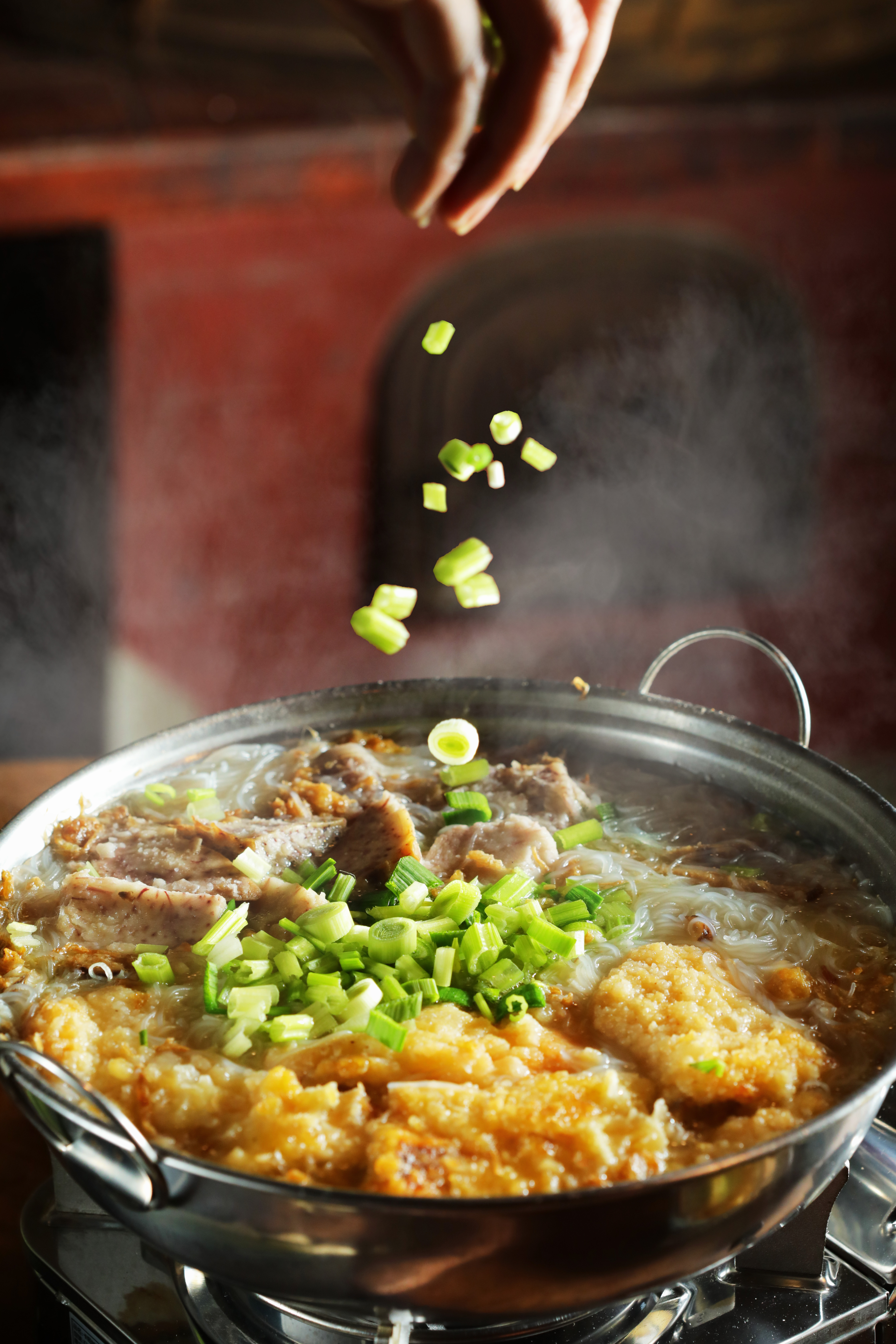 「鮮魚米粉鍋」魚鮮與芋香融進米粉與大骨湯底，越滾越迷人。（350元／鍋）