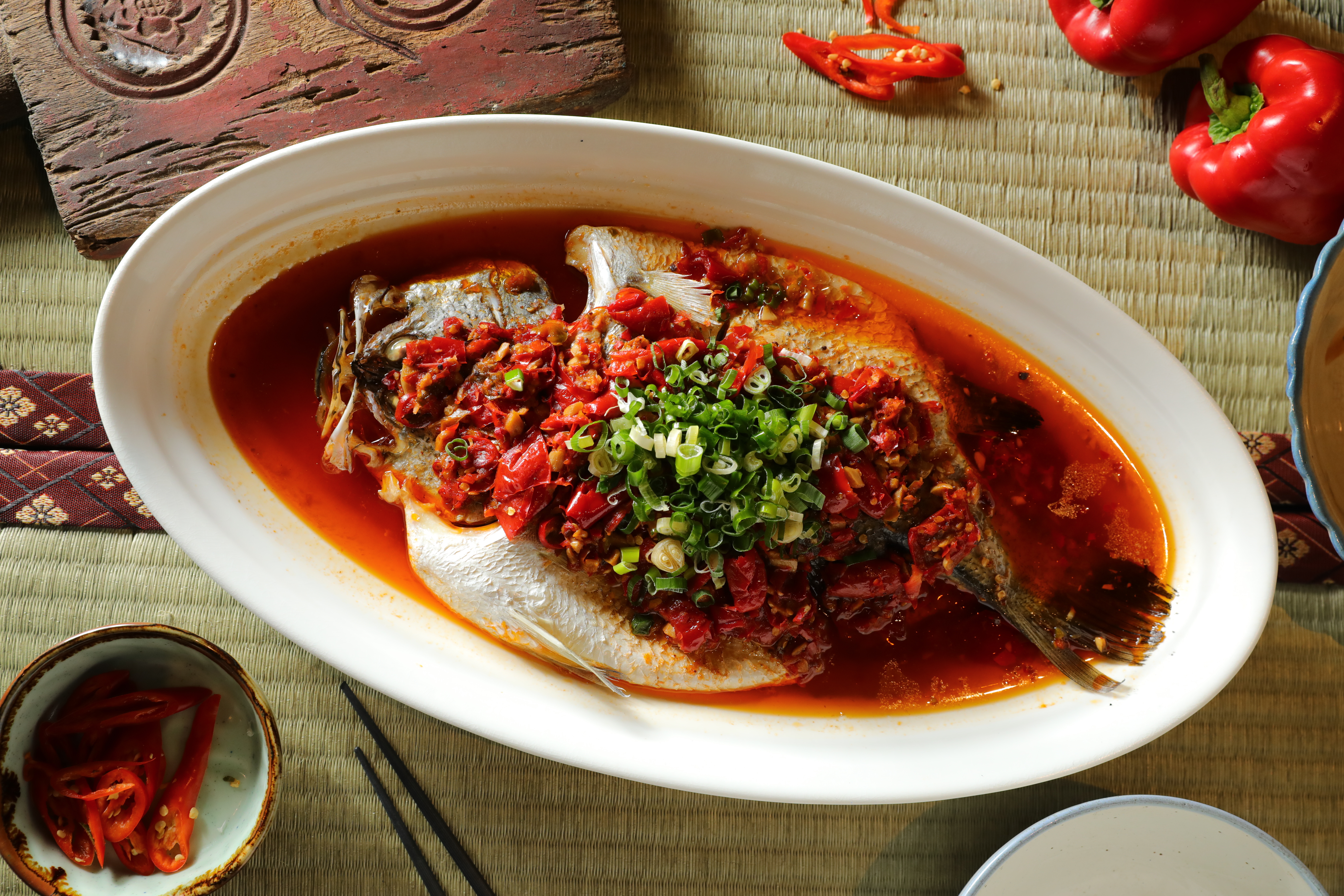 「剁椒鱸魚」自家發酵的酸香和辣味，令金目鱸的細滑肉質更惹味誘人。（400元／條）