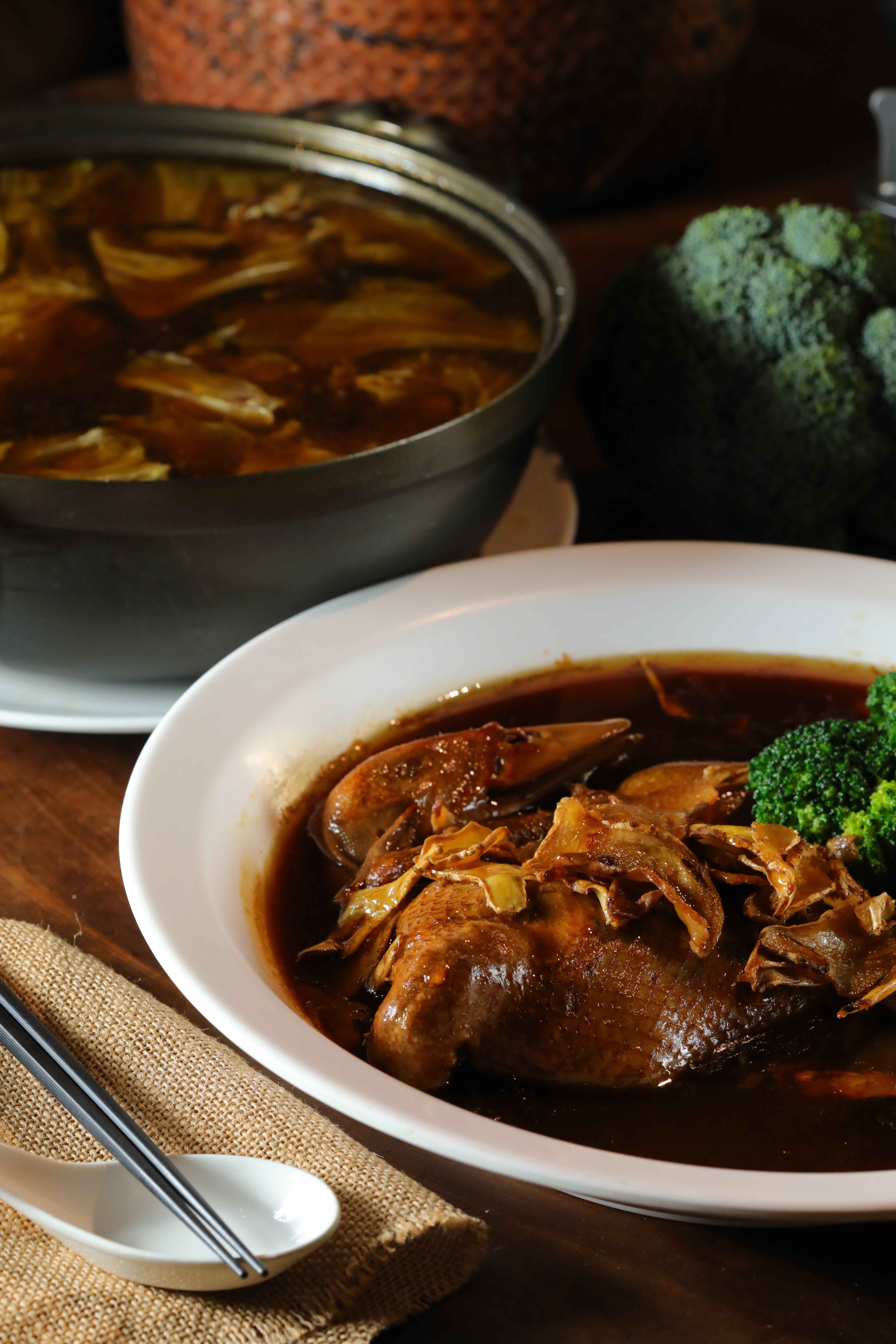 「福氣麻油燜鴨二吃」鴨肉細膩軟透，麻油湯汁甘香下飯，後方還可加高麗菜煮成大鍋湯。（850元／套）