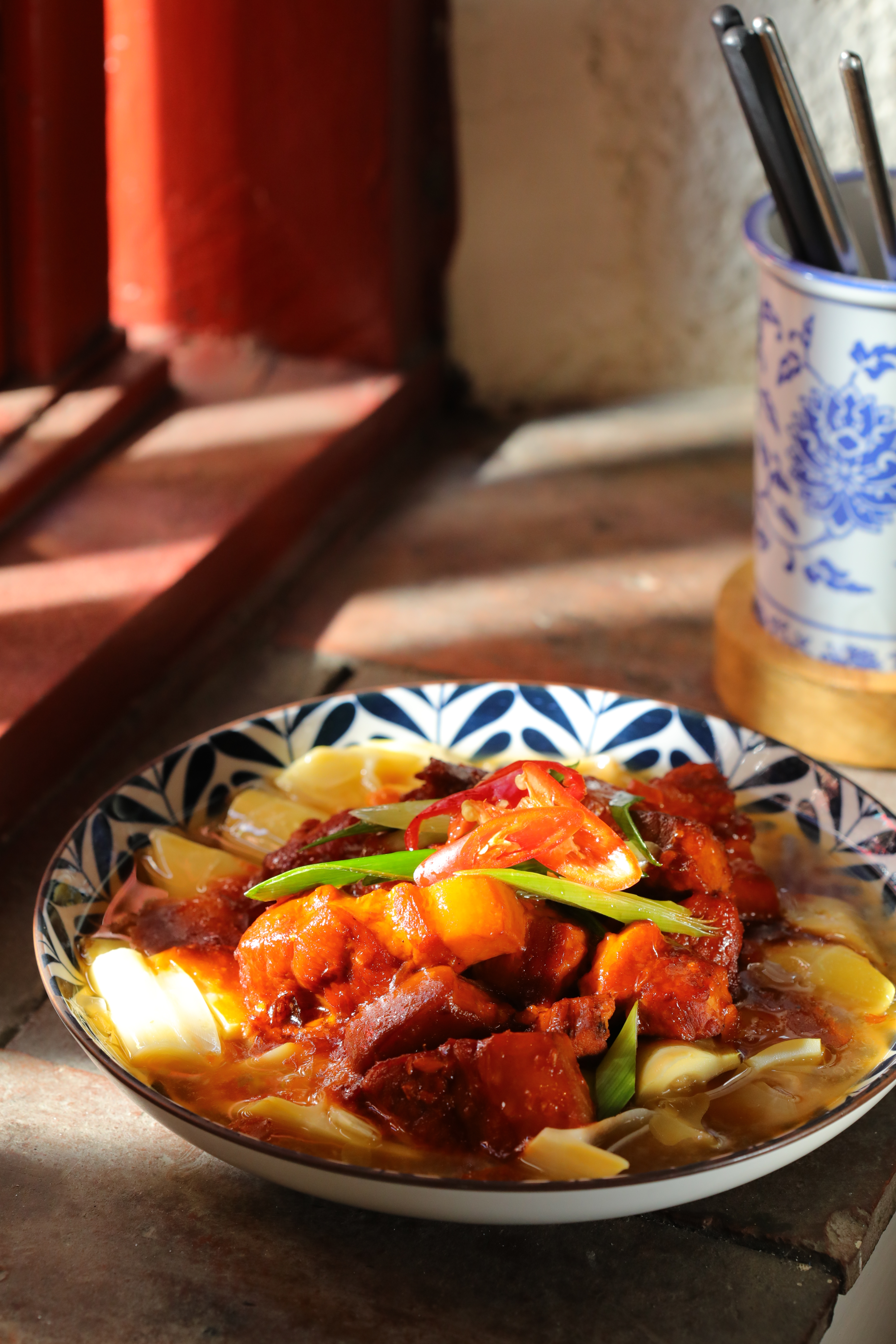 「養生紅麴筍焢肉」麴香溫潤，筍子吸飽豬肉油脂和甘美。（280元／份）