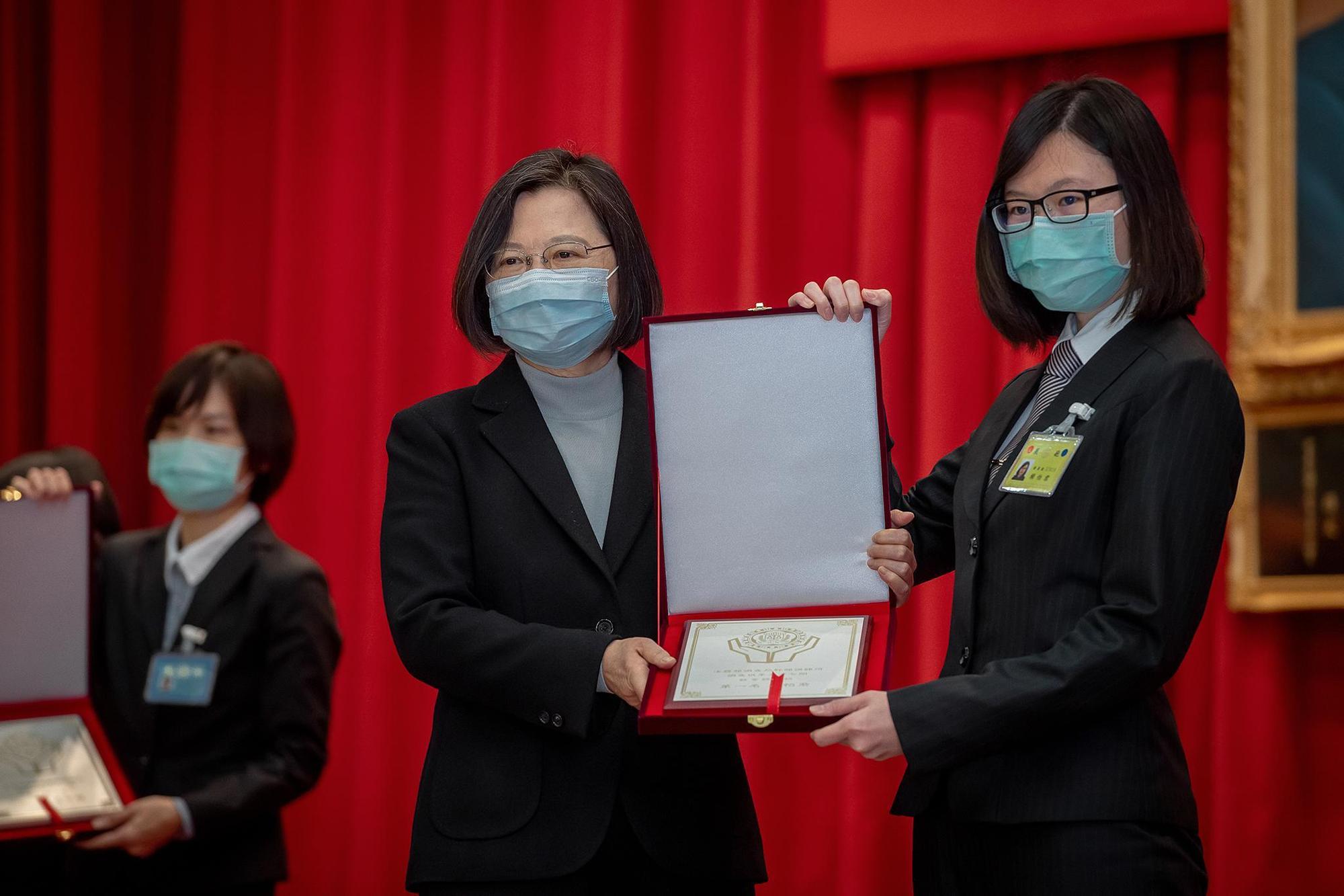 調查官賴怡君（右）畢業於政大法律系，同時也是本期結業成績第1名。（總統府提供）