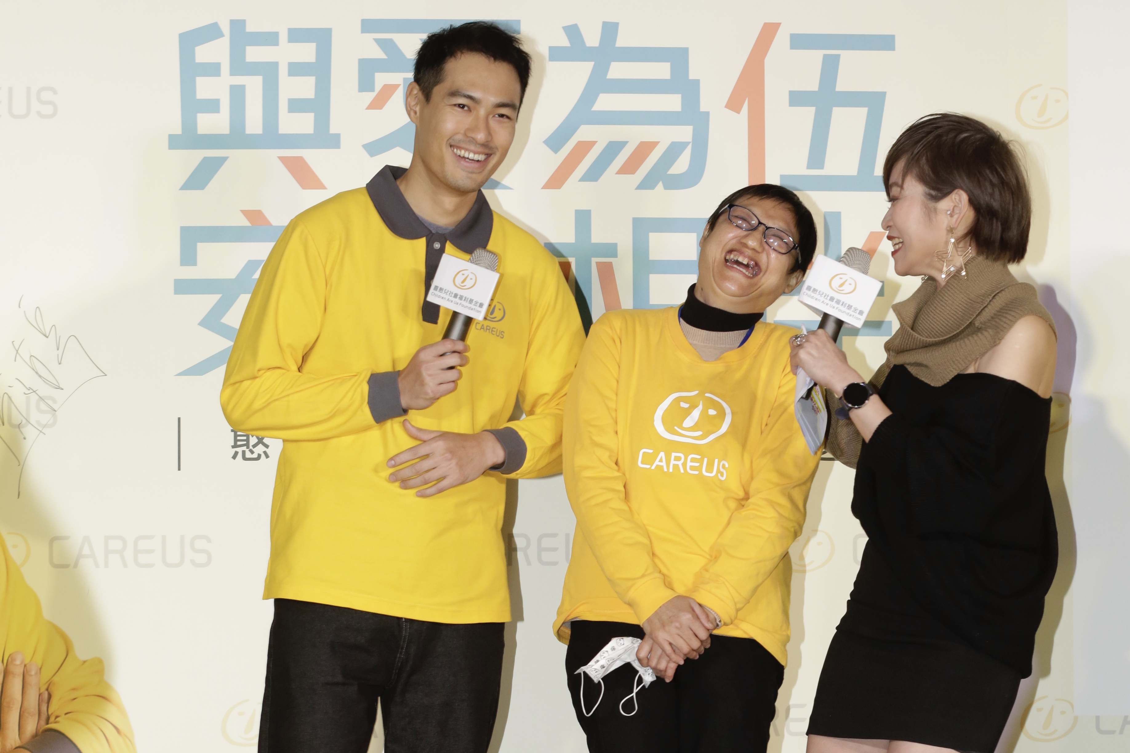 主持人向42歲的巧玲介紹楊祐寧是「祐寧哥哥」，楊祐寧馬上糾正是「祐寧弟弟」！
