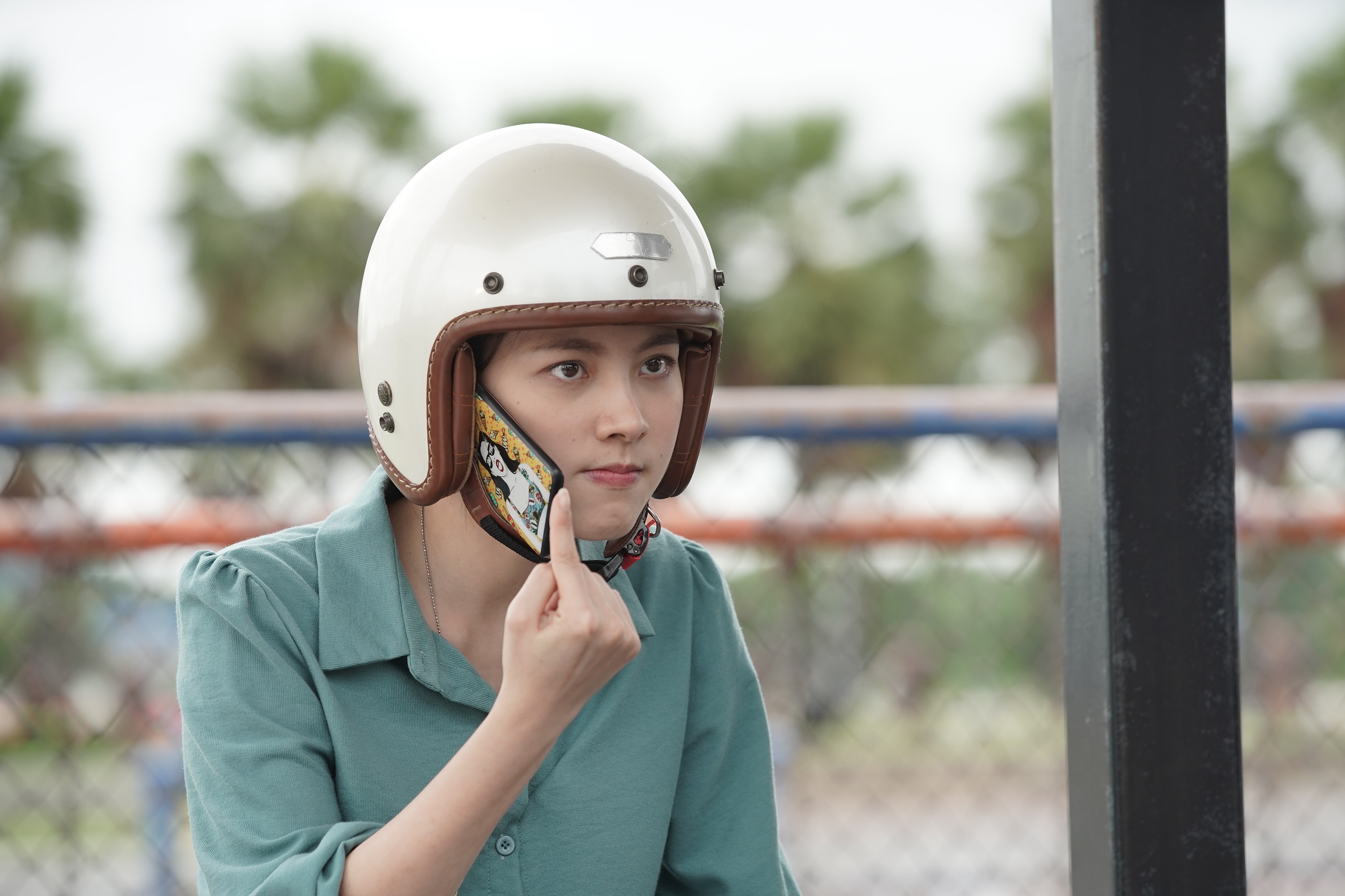 以《初戀那件小事》走紅的平采娜，舉手投足都有強烈喜感，堪稱是泰國愛情喜劇的國民女神。（威望國際提供）