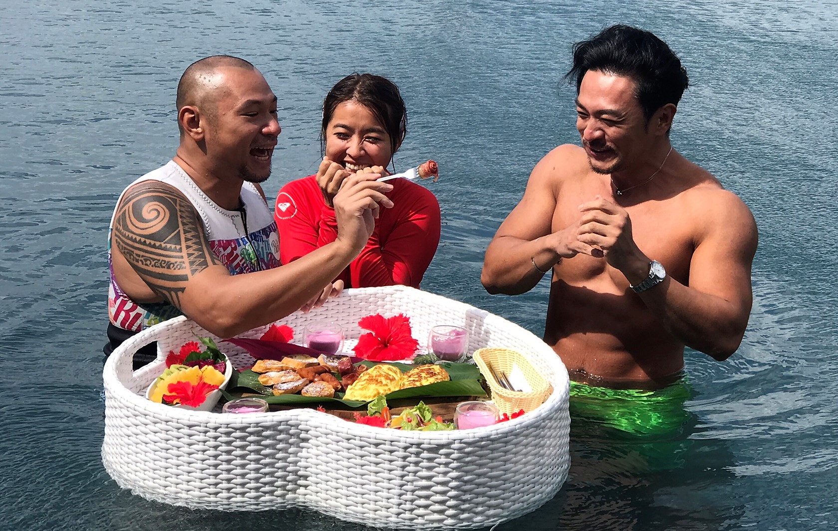 金剛與小嫻首度在螢幕上合體，上演餵食秀閃瞎眾人。（TVBS提供）