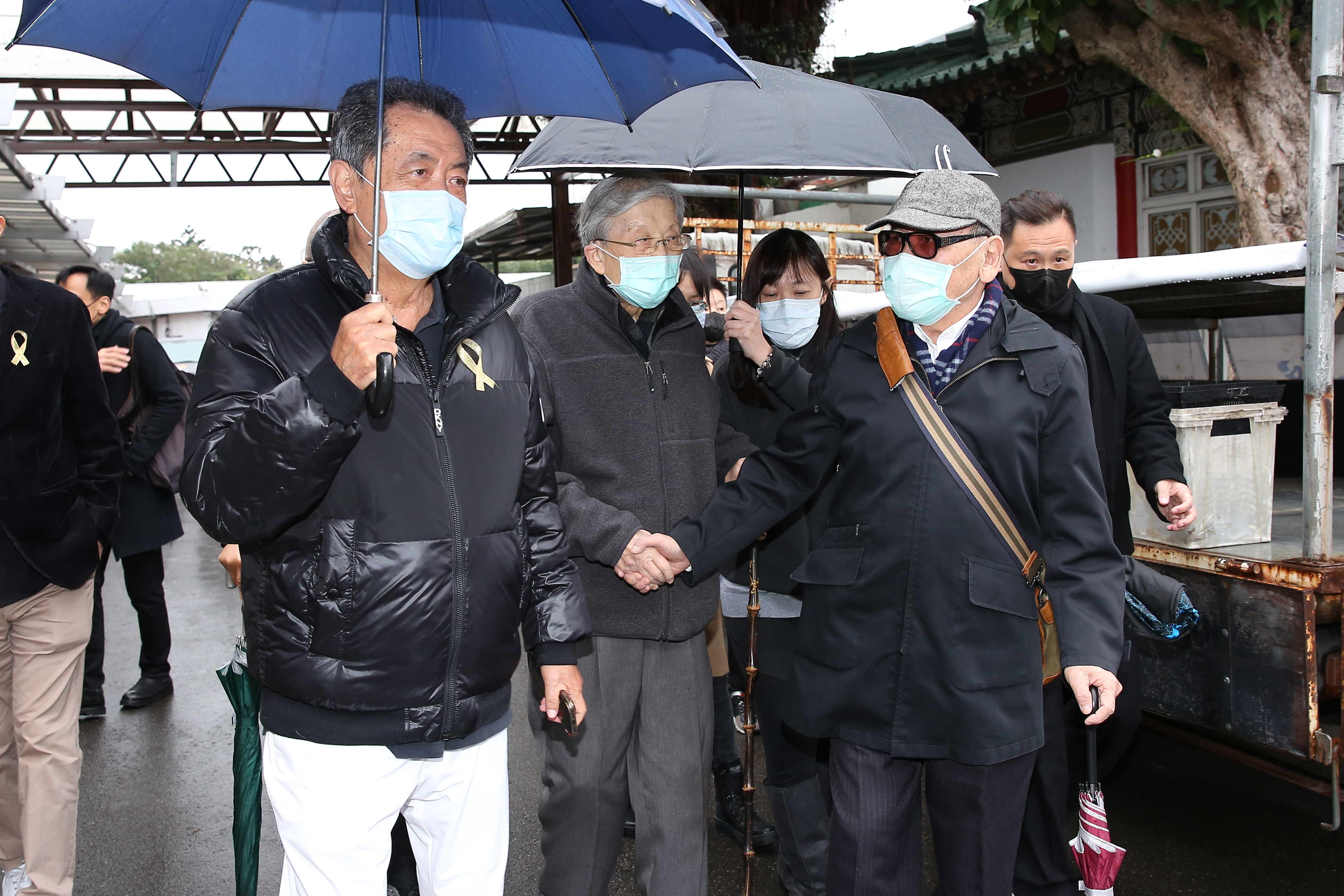 高齡90歲的李行導演（中）頂著寒流低溫來送為他做道具助理出身的小老弟。