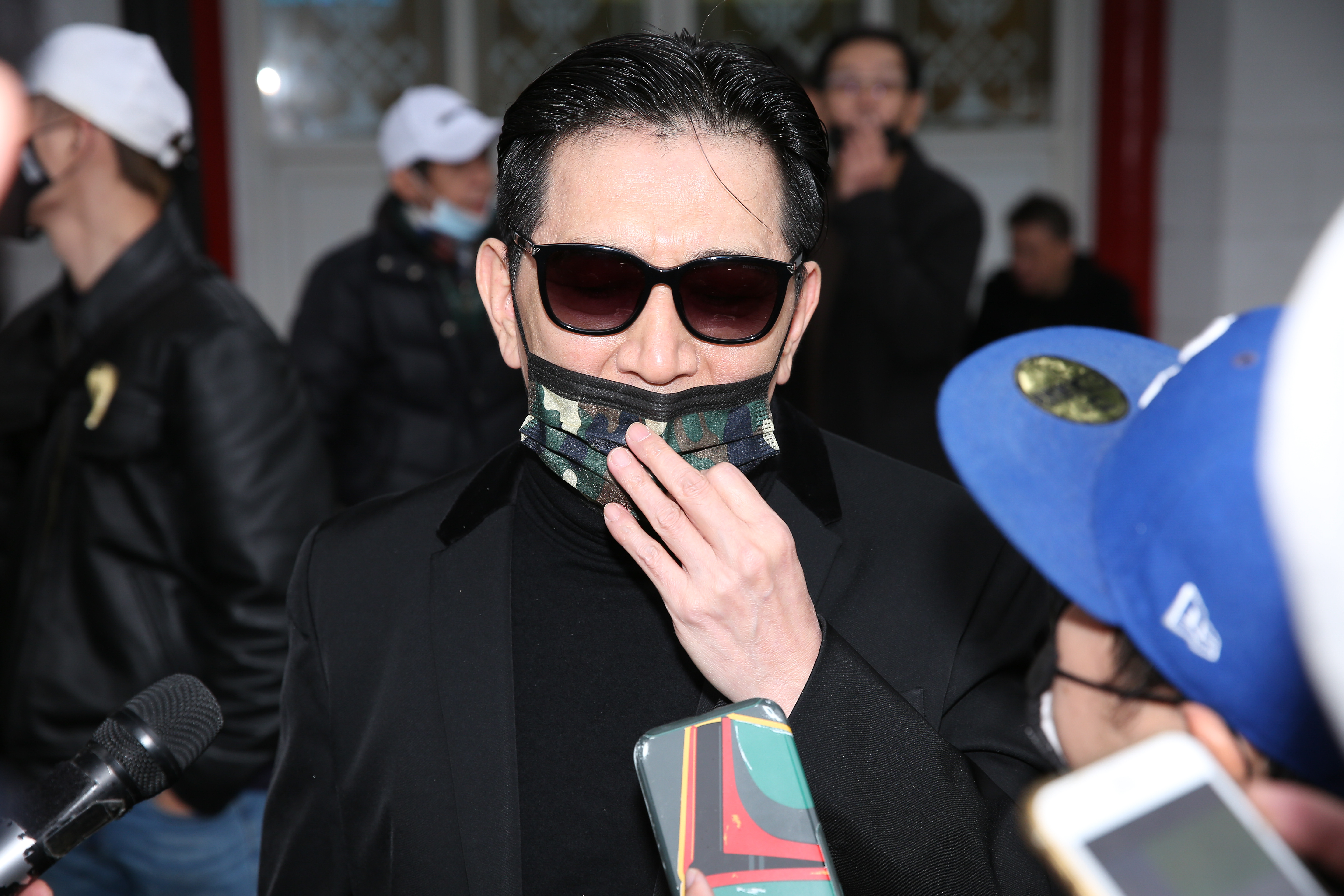  高捷視張華坤為大哥，且就是由對方引薦入行。