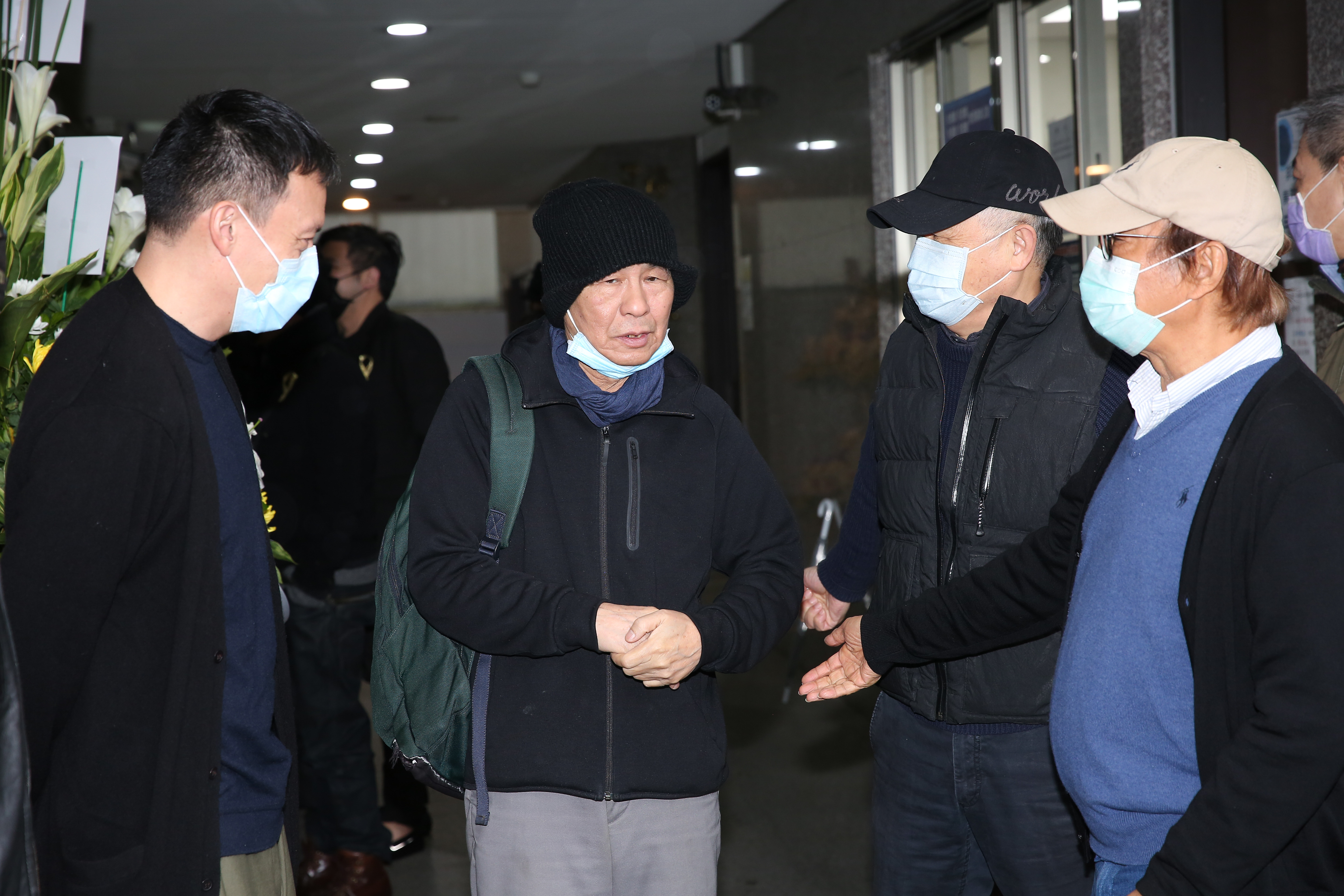 侯孝賢(中)早年多部作品都是由張華坤製片,最經典的一部就是《悲情城市》。