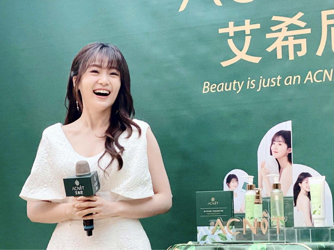 楊小黎百忙之中抽空出席代言活動，自曝今年原本有10場尾牙主持全取消，痛失百萬收入。（艾希尼提供）