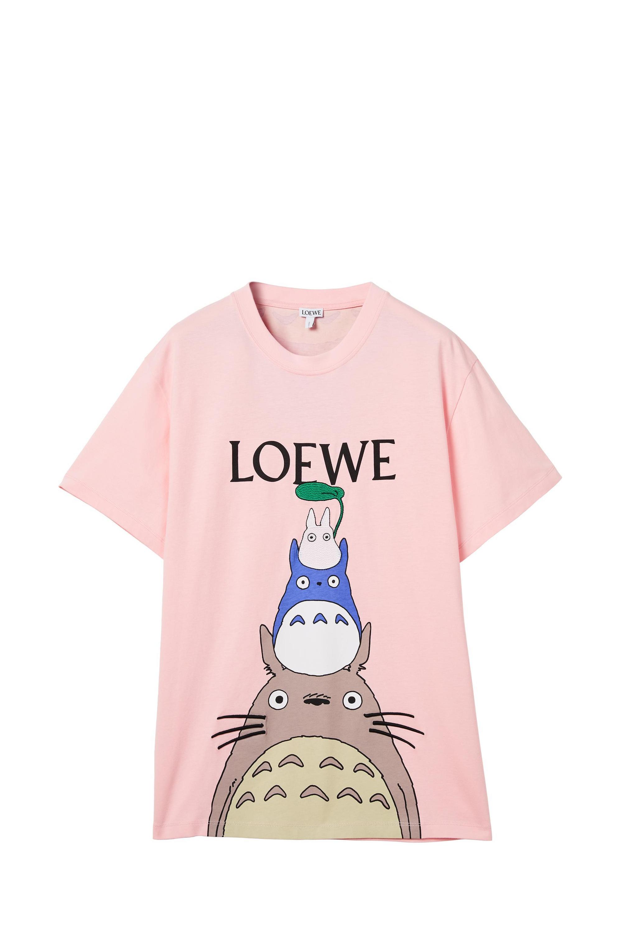 Totoro龍貓粉色短袖上衣。NT$13,000(LOEWE提供)